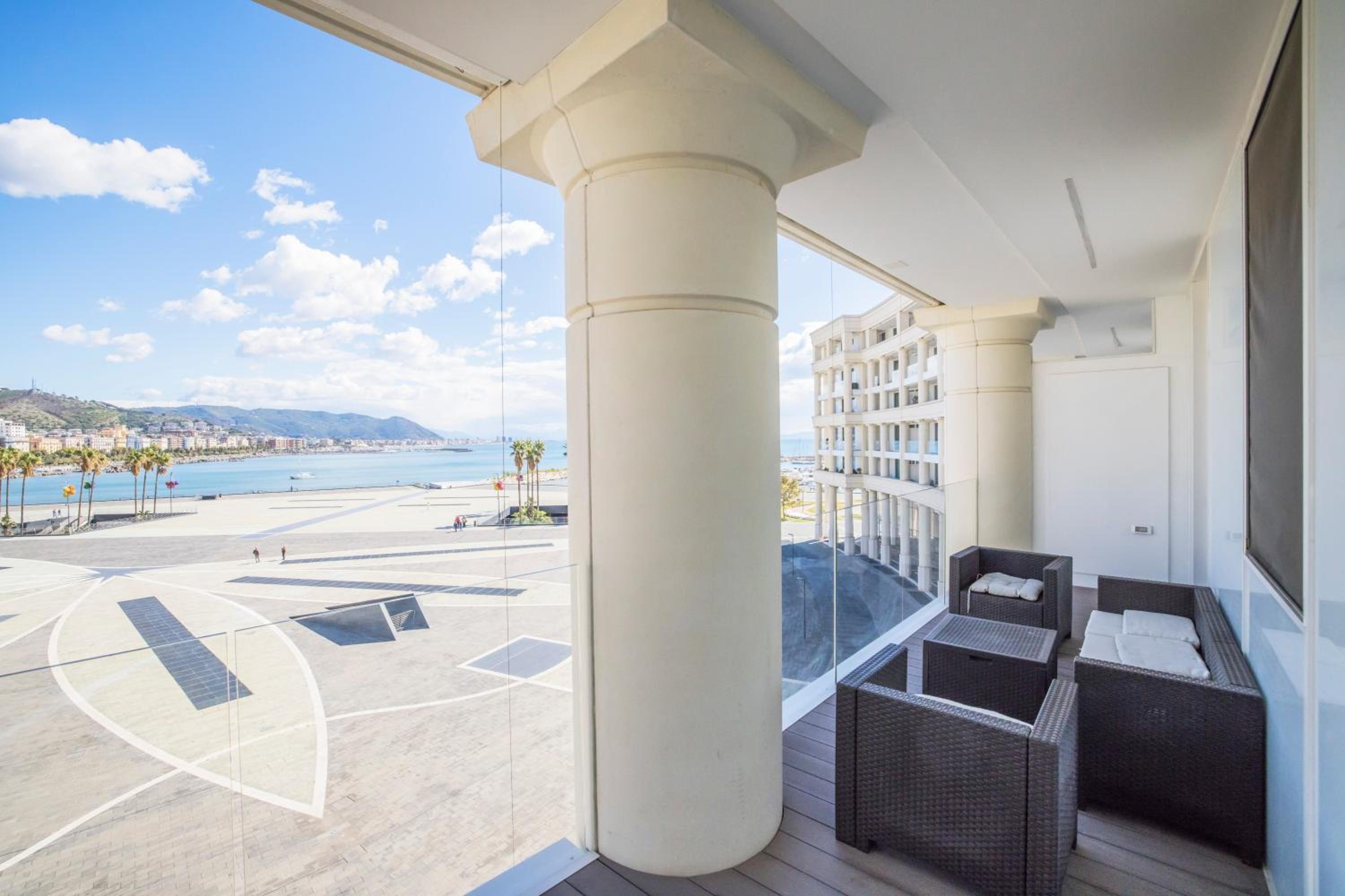 Crescent Luxury Retreat - Seafront Apartments