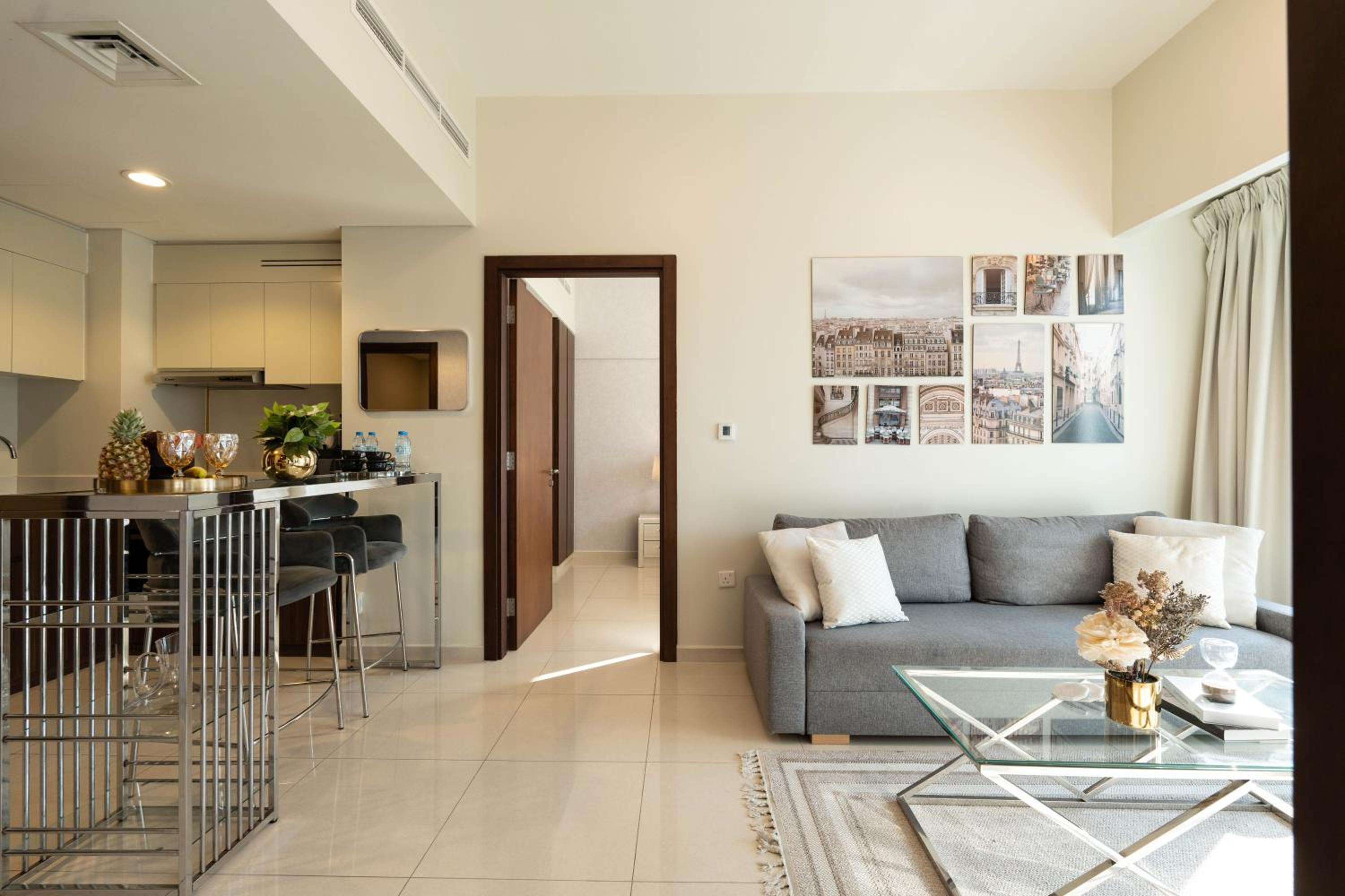 Dubai Luxury 2BR - Pool, Gym & Burj Khalifa View