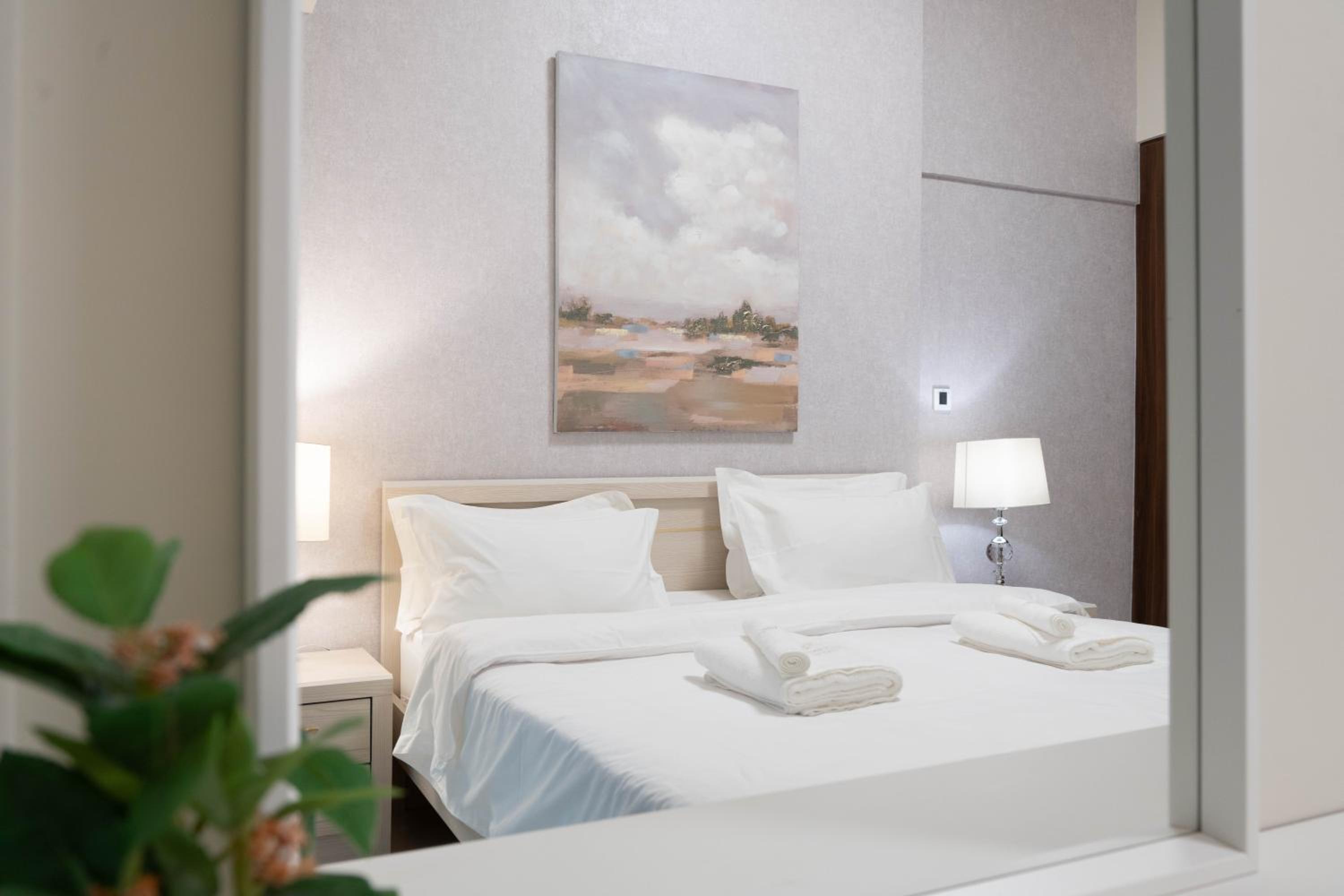 Dubai Luxury 2BR - Pool, Gym & Burj Khalifa View