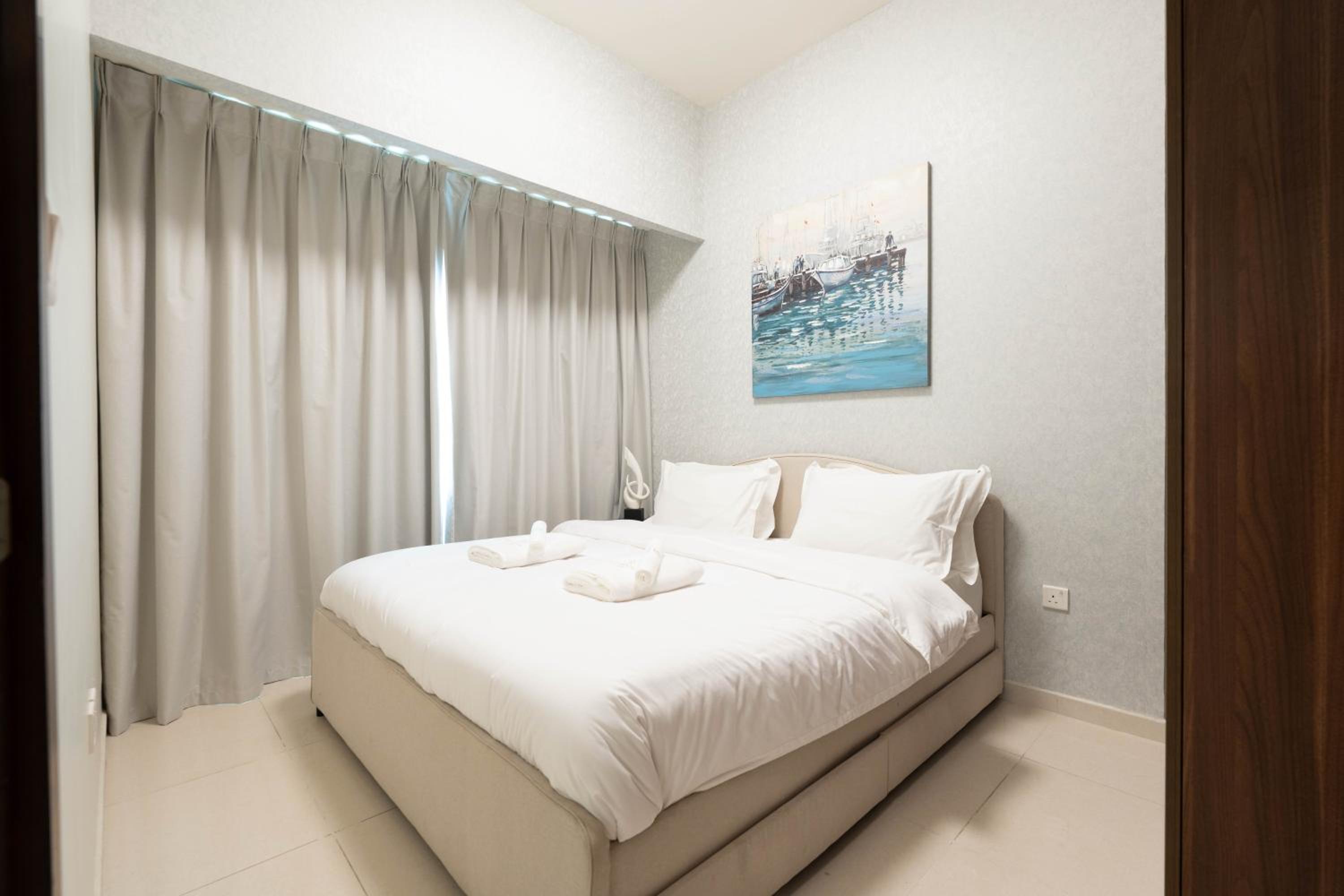 Dubai Luxury 2BR - Pool, Gym & Burj Khalifa View