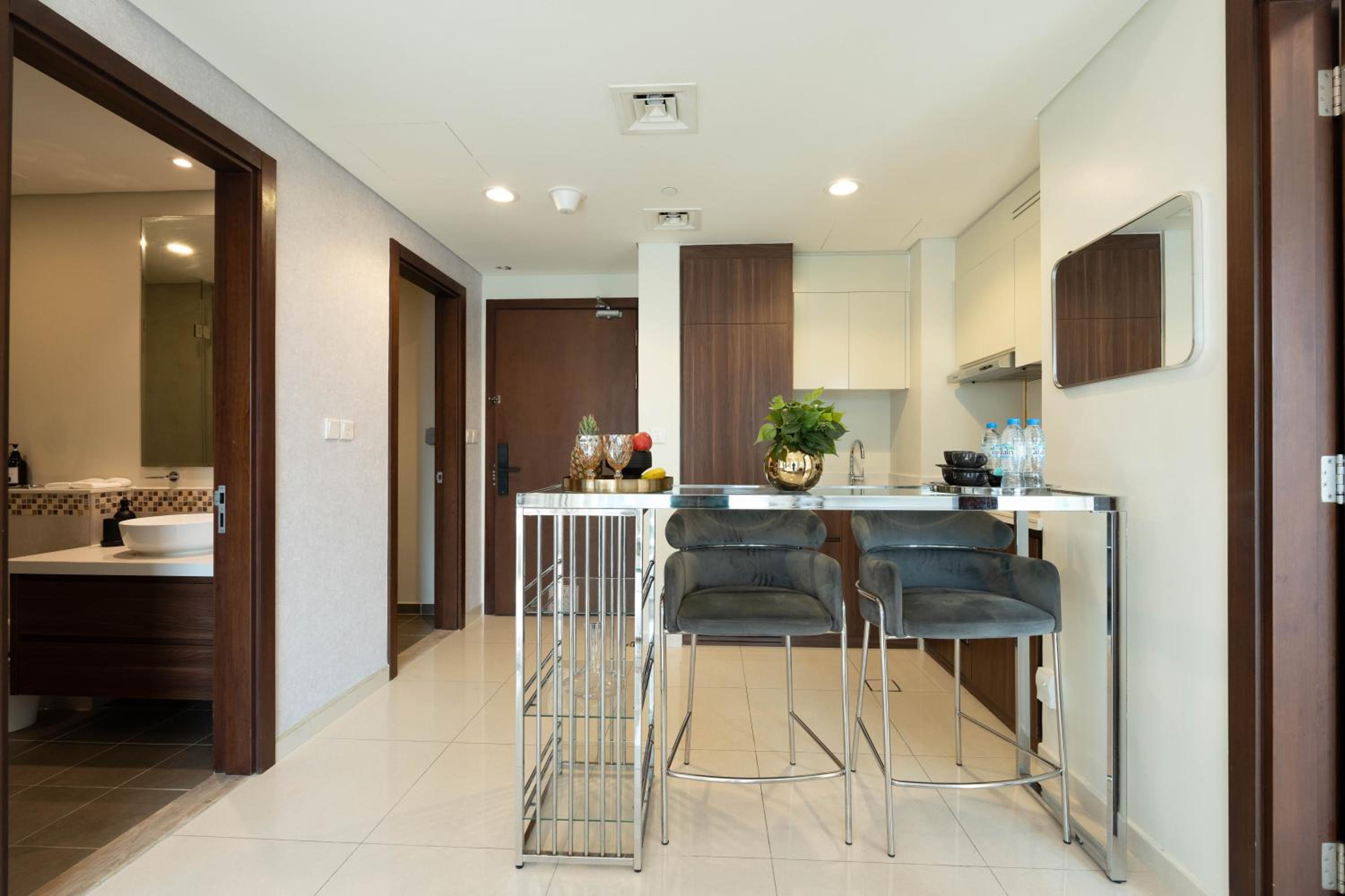 Dubai Luxury 2BR - Pool, Gym & Burj Khalifa View