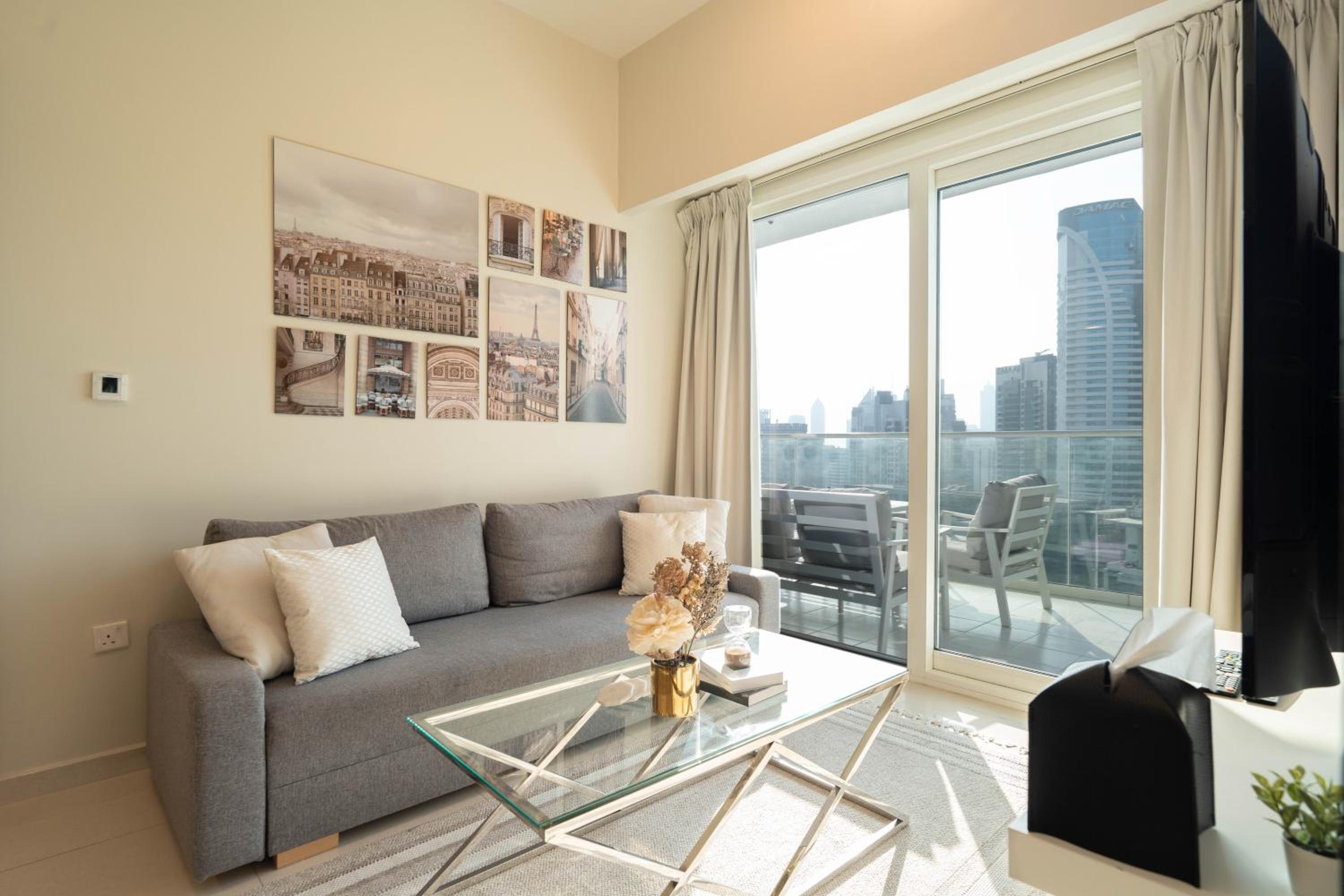 Dubai Luxury 2BR - Pool, Gym & Burj Khalifa View