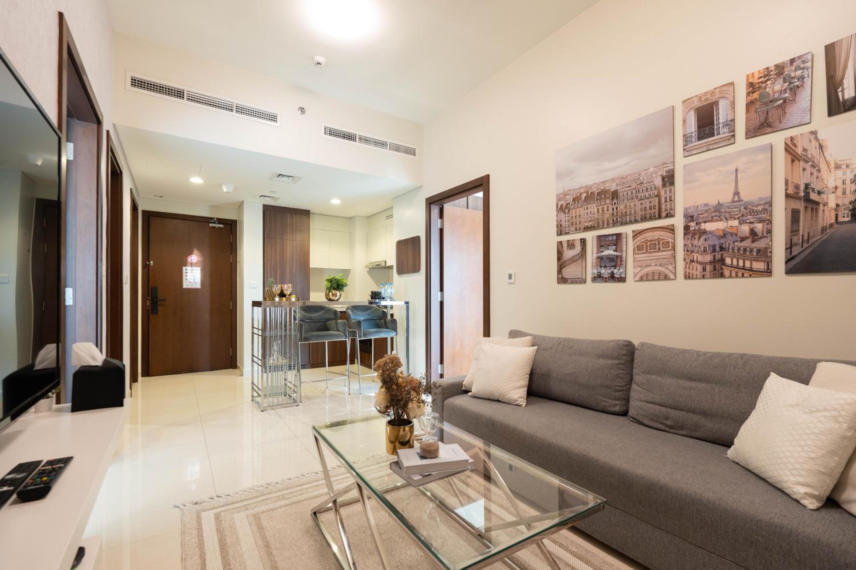 Dubai Luxury 2BR - Pool, Gym & Burj Khalifa View