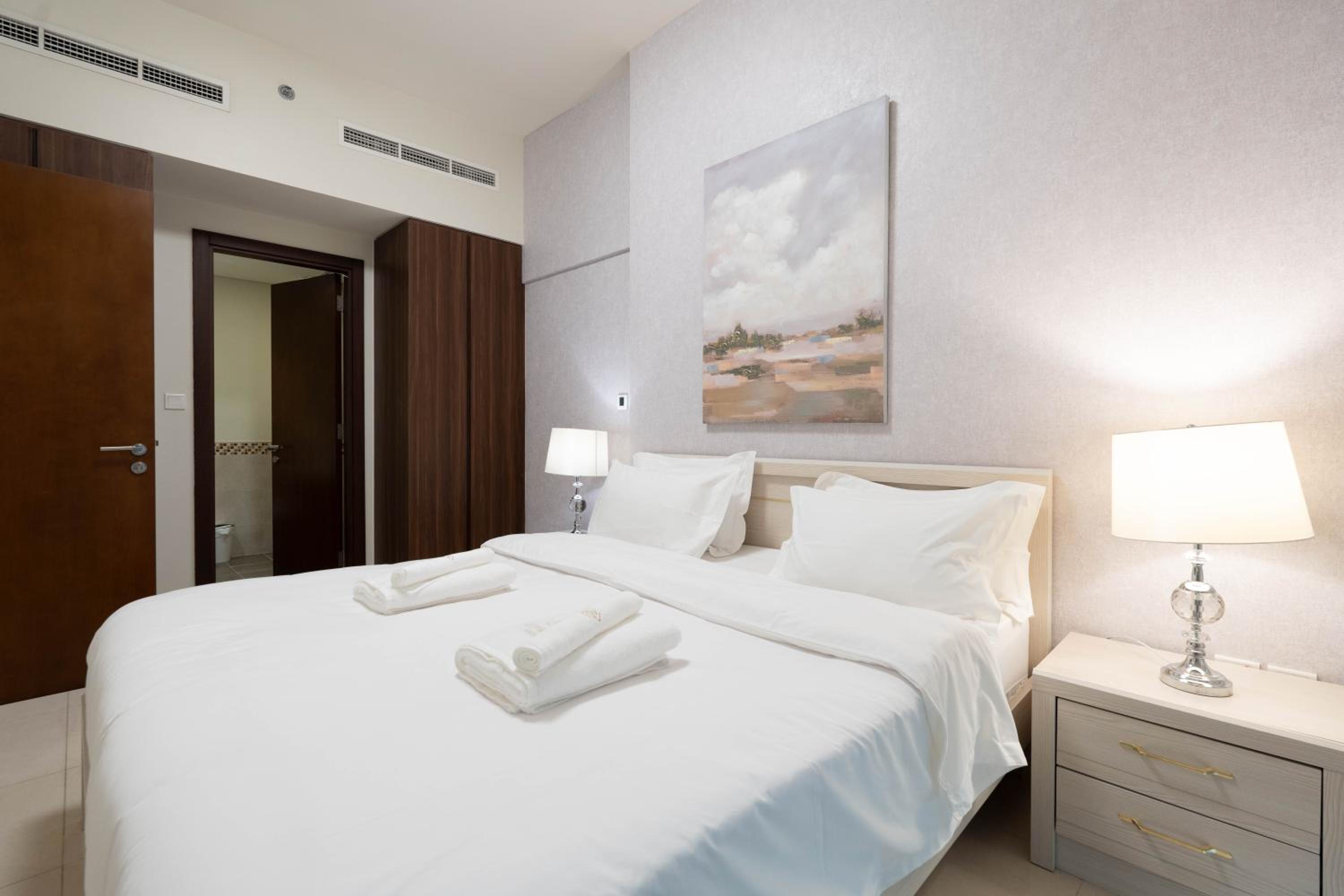 Dubai Luxury 2BR - Pool, Gym & Burj Khalifa View