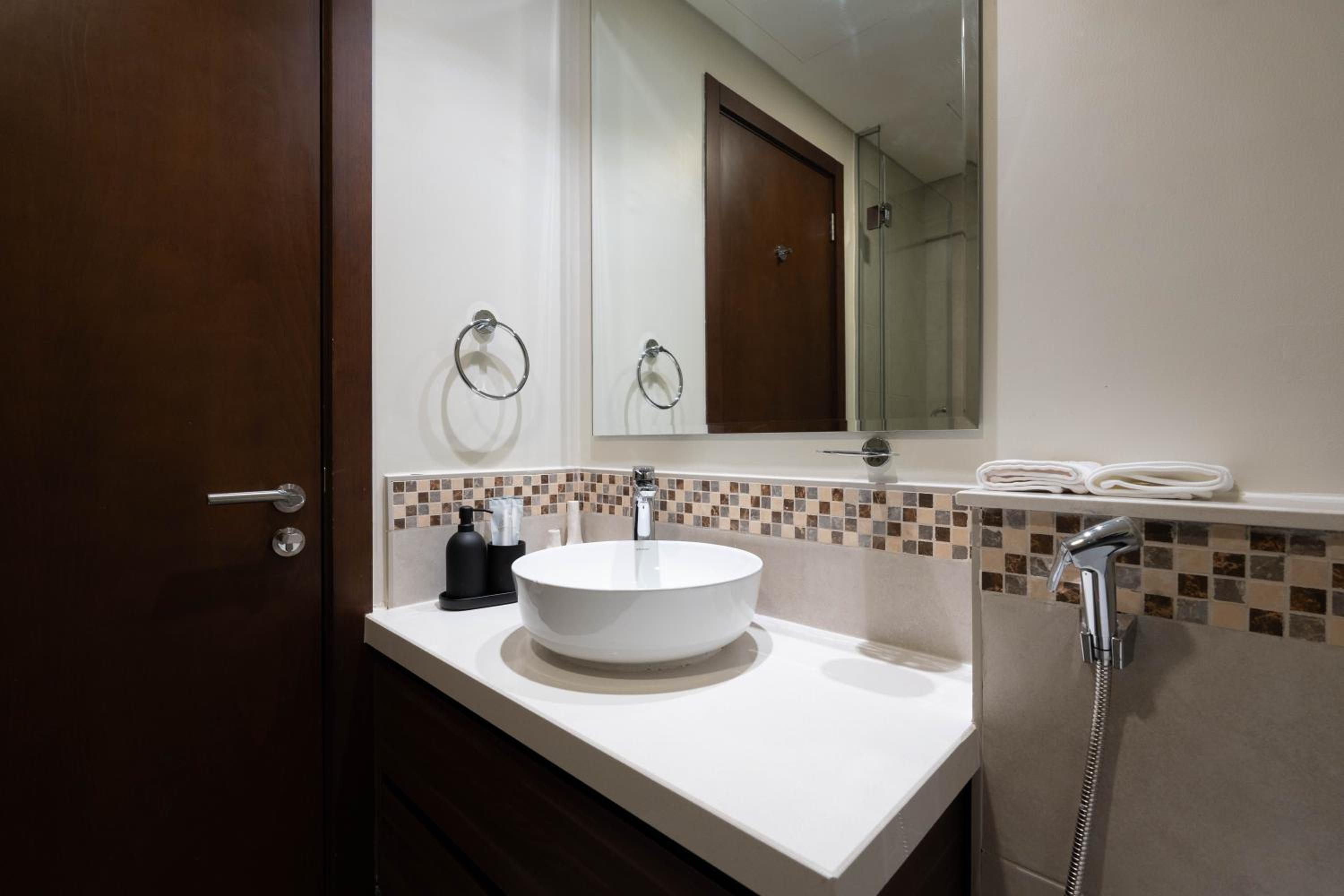 Dubai Luxury 2BR - Pool, Gym & Burj Khalifa View