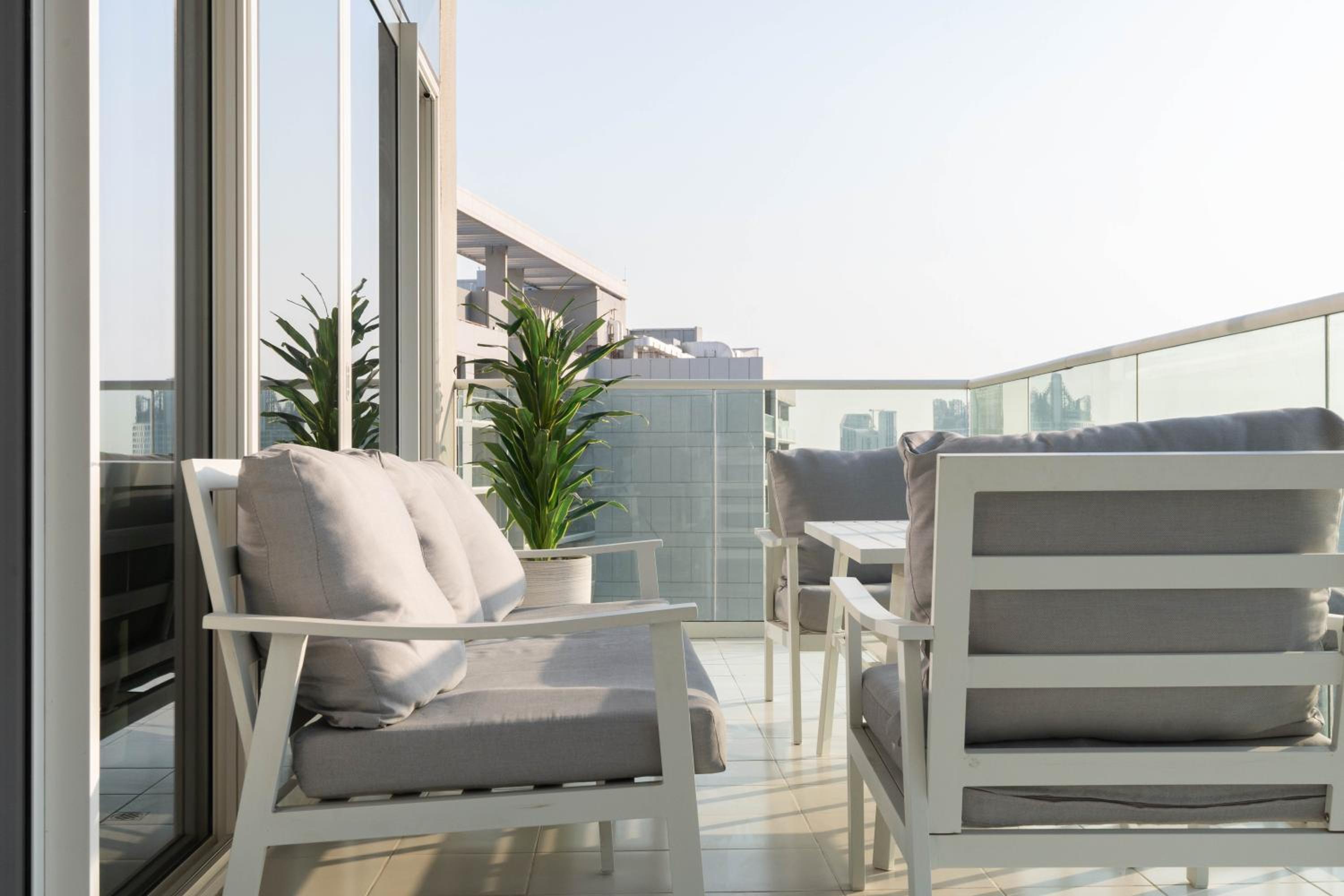 Dubai Luxury 2BR - Pool, Gym & Burj Khalifa View
