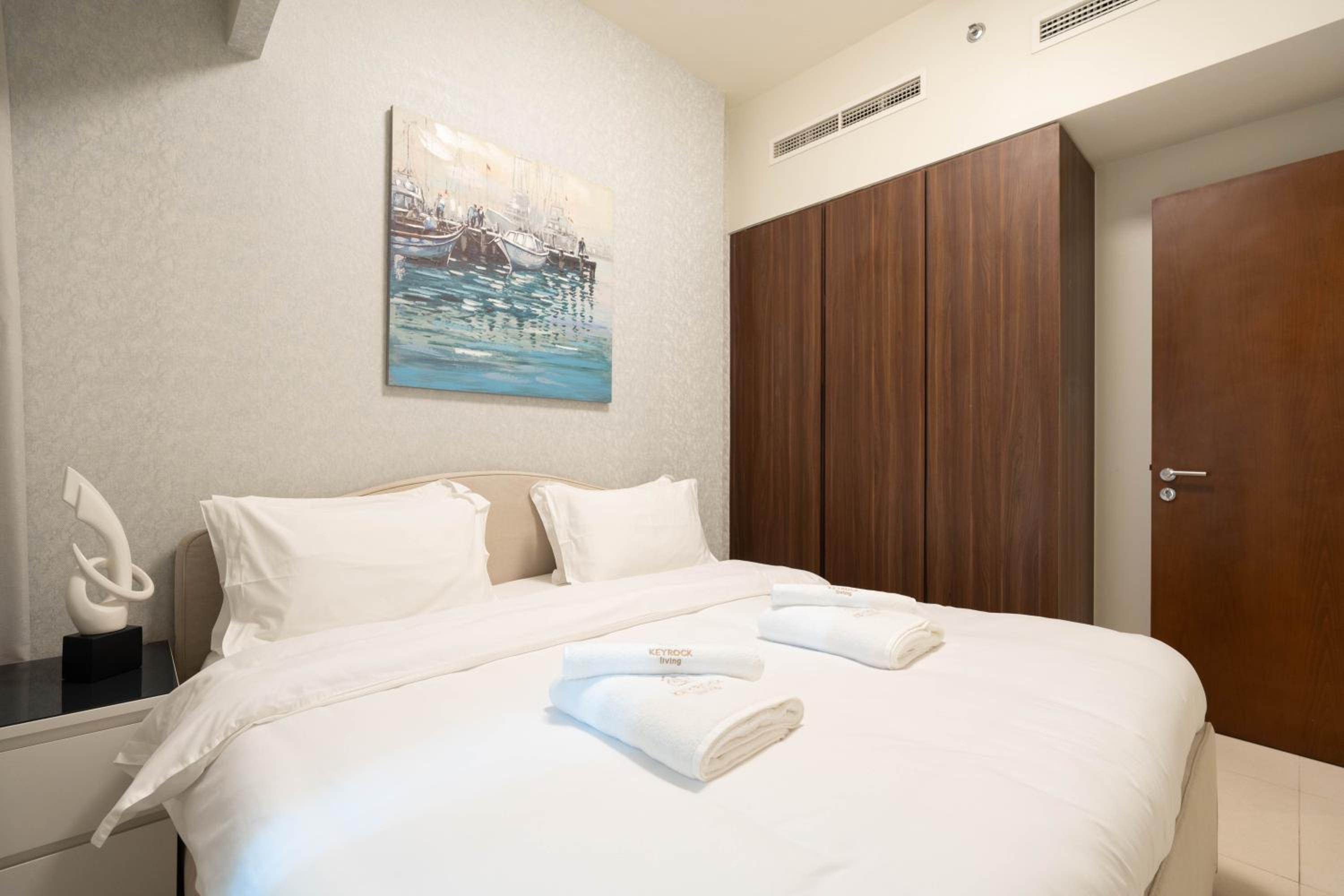 Dubai Luxury 2BR - Pool, Gym & Burj Khalifa View