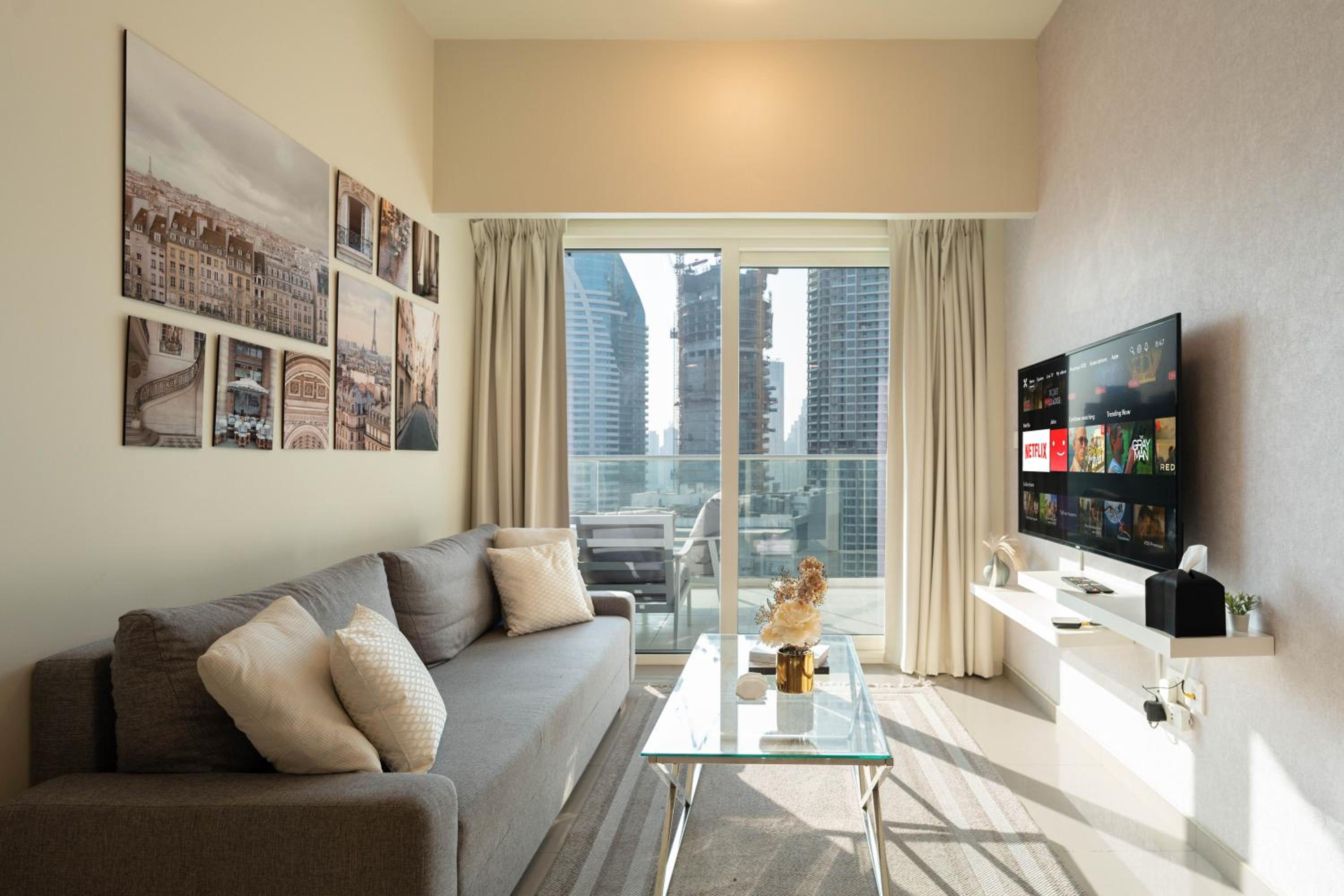 Dubai Luxury 2BR - Pool, Gym & Burj Khalifa View