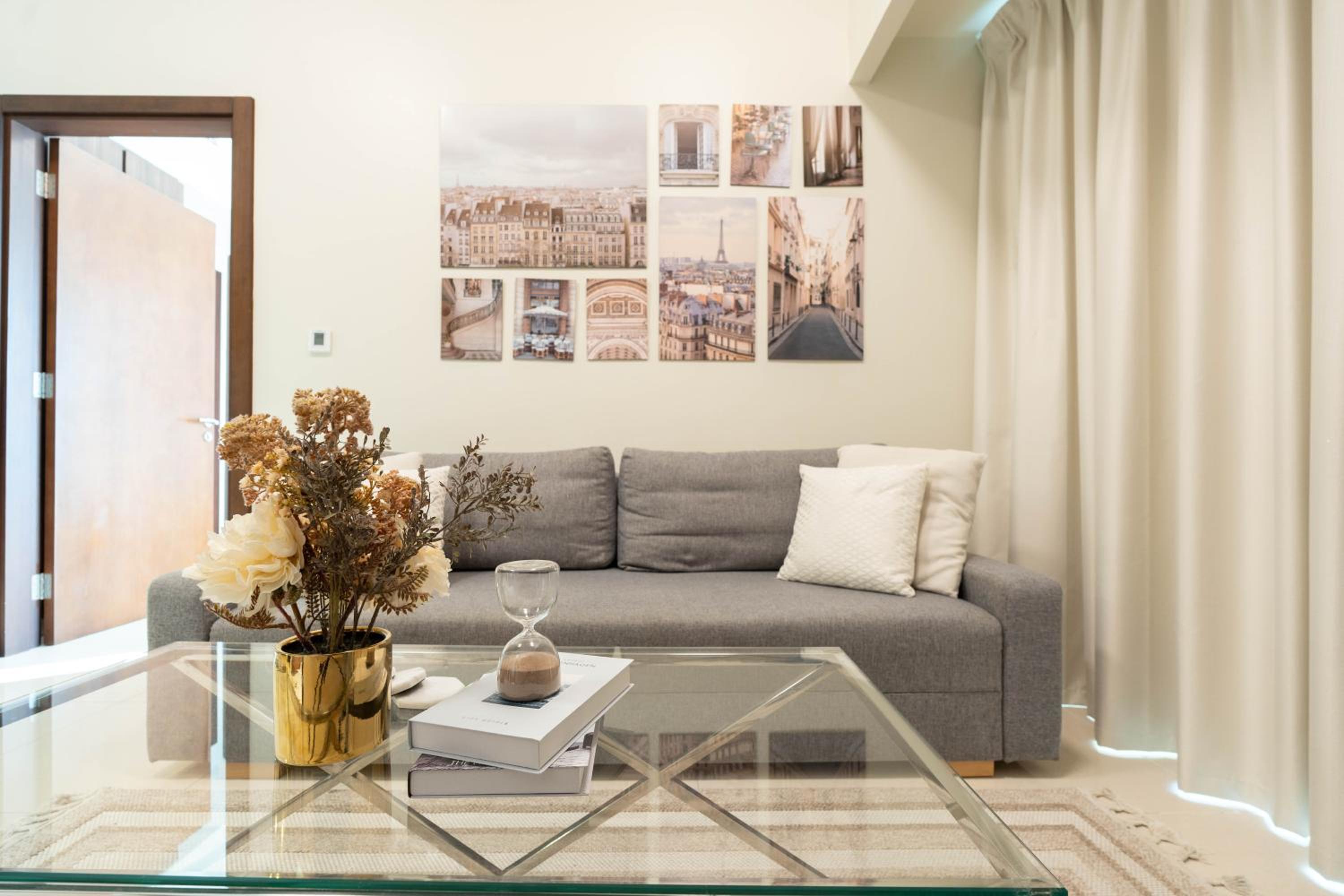Dubai Luxury 2BR - Pool, Gym & Burj Khalifa View