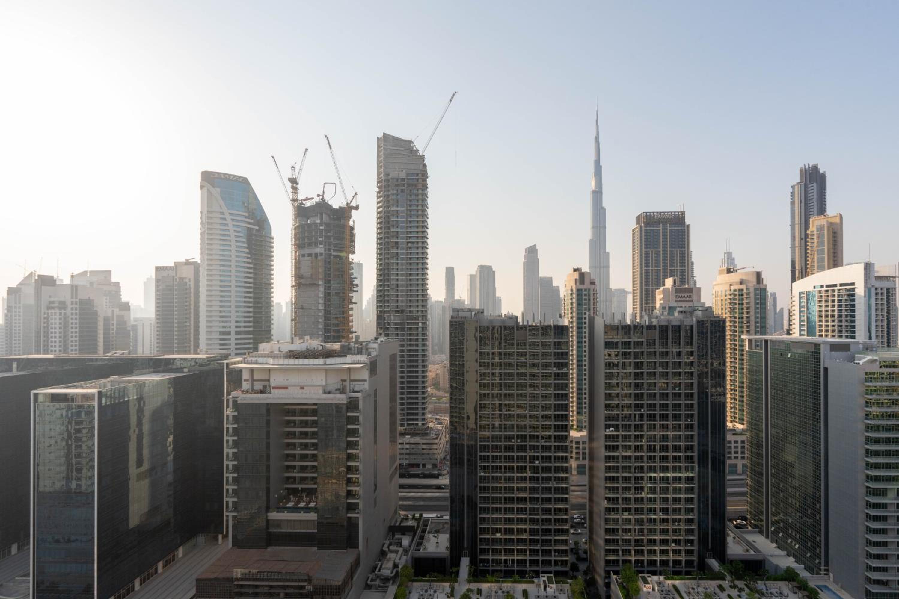 Dubai Luxury 2BR - Pool, Gym & Burj Khalifa View