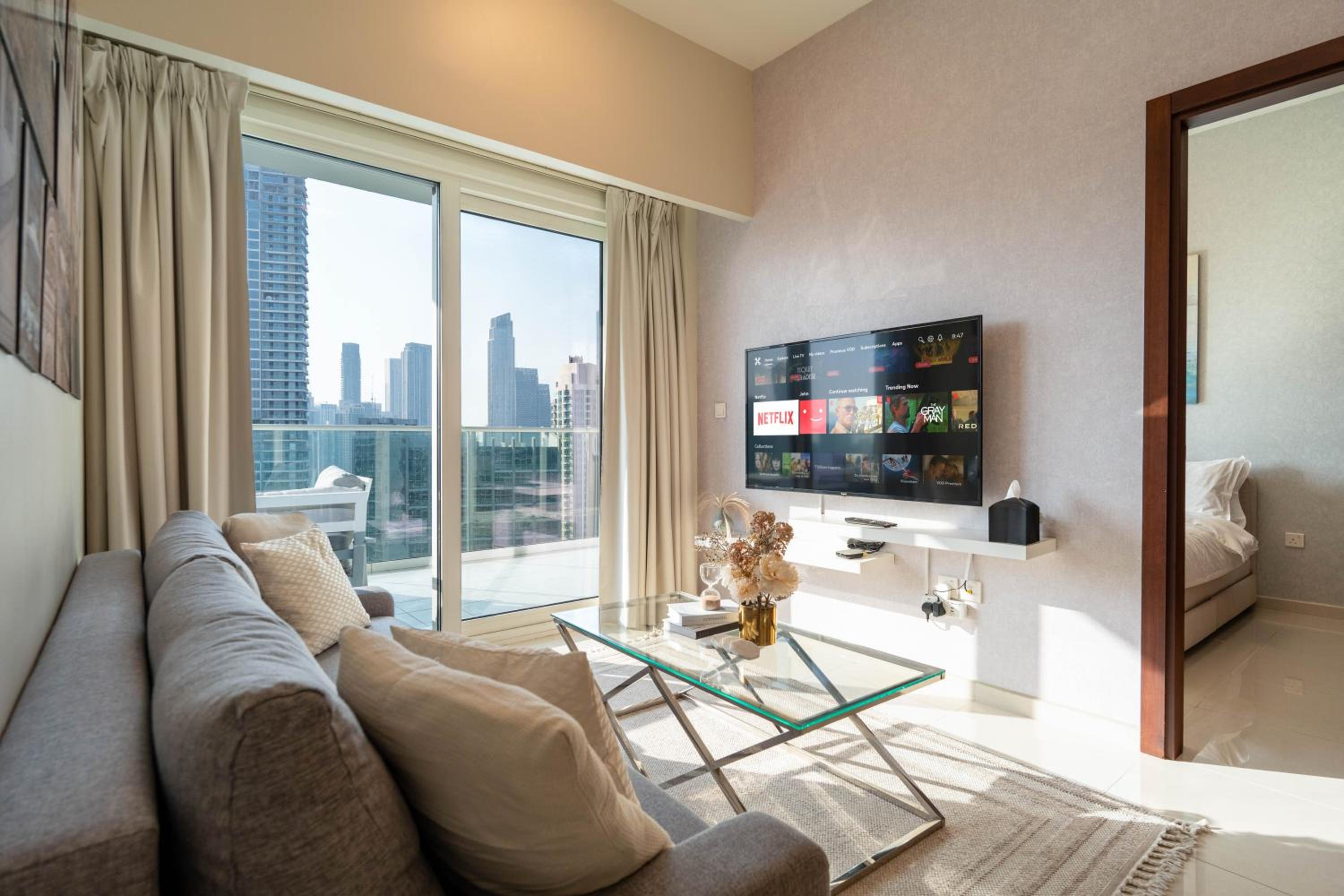 Dubai Luxury 2BR - Pool, Gym & Burj Khalifa View