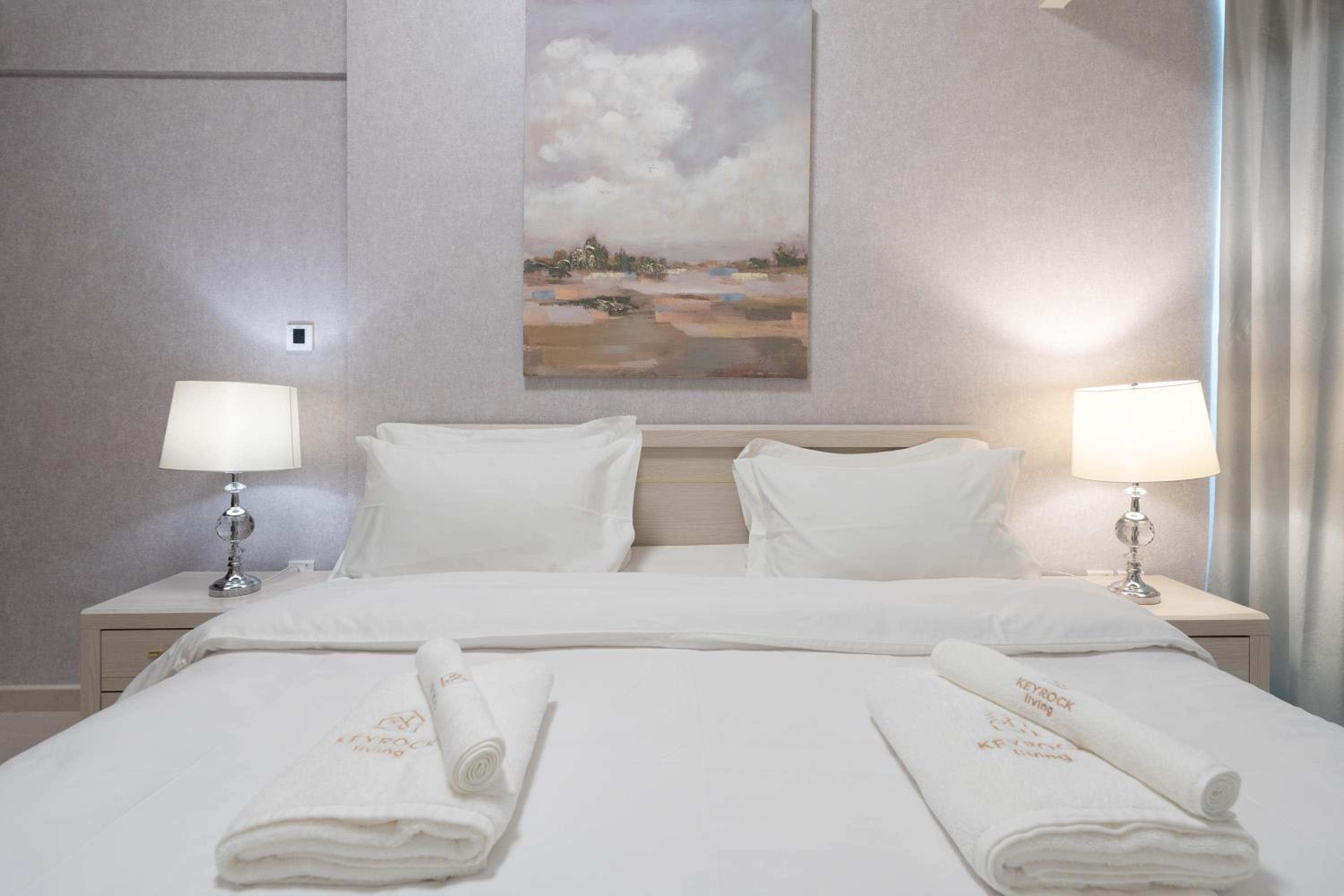 Dubai Luxury 2BR - Pool, Gym & Burj Khalifa View