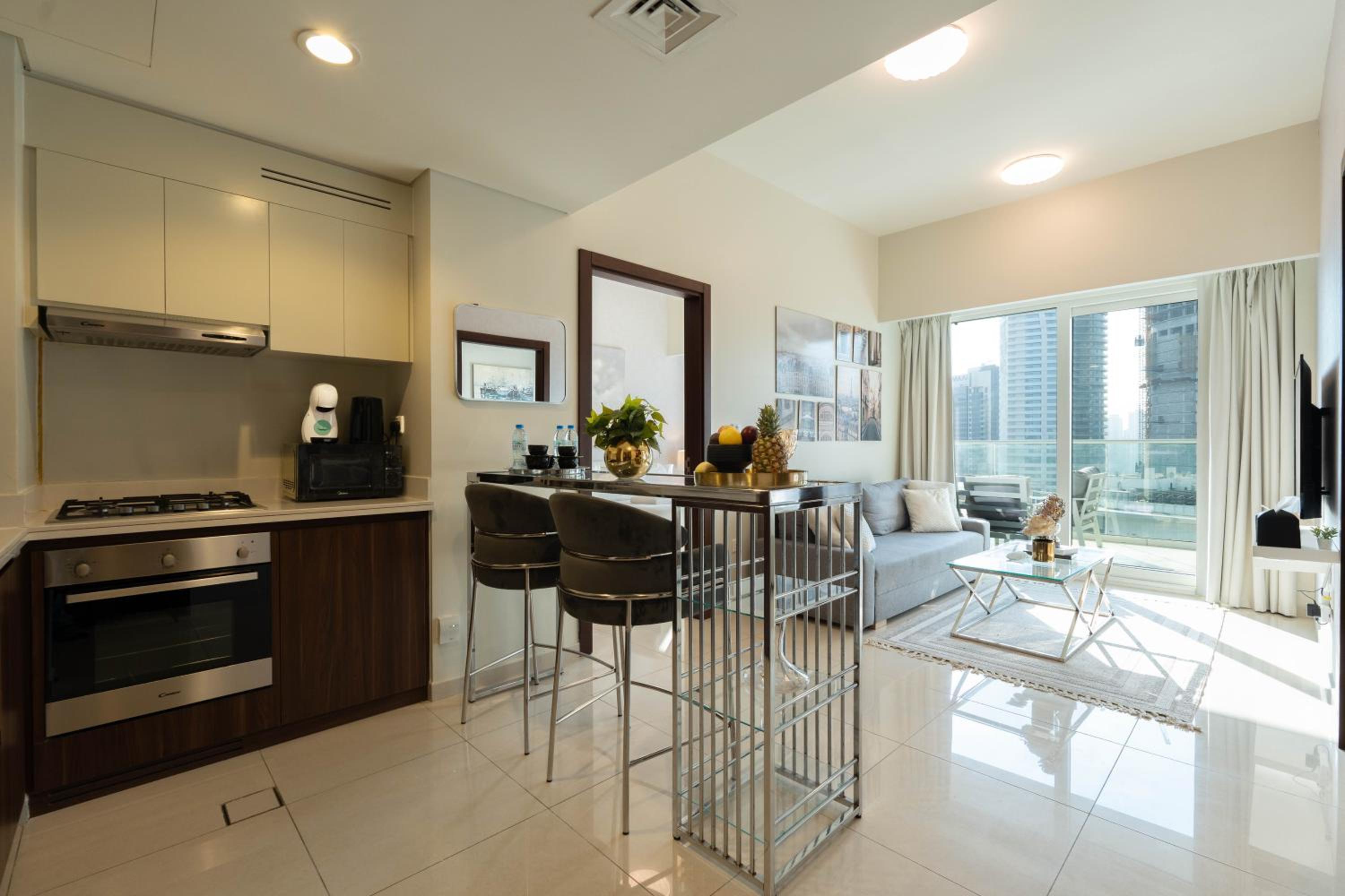 Dubai Luxury 2BR - Pool, Gym & Burj Khalifa View