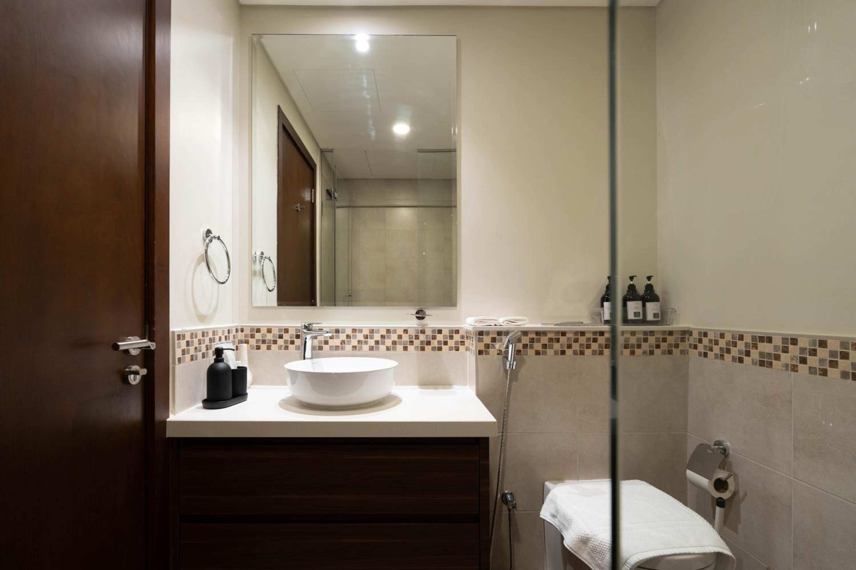 Dubai Luxury 2BR - Pool, Gym & Burj Khalifa View