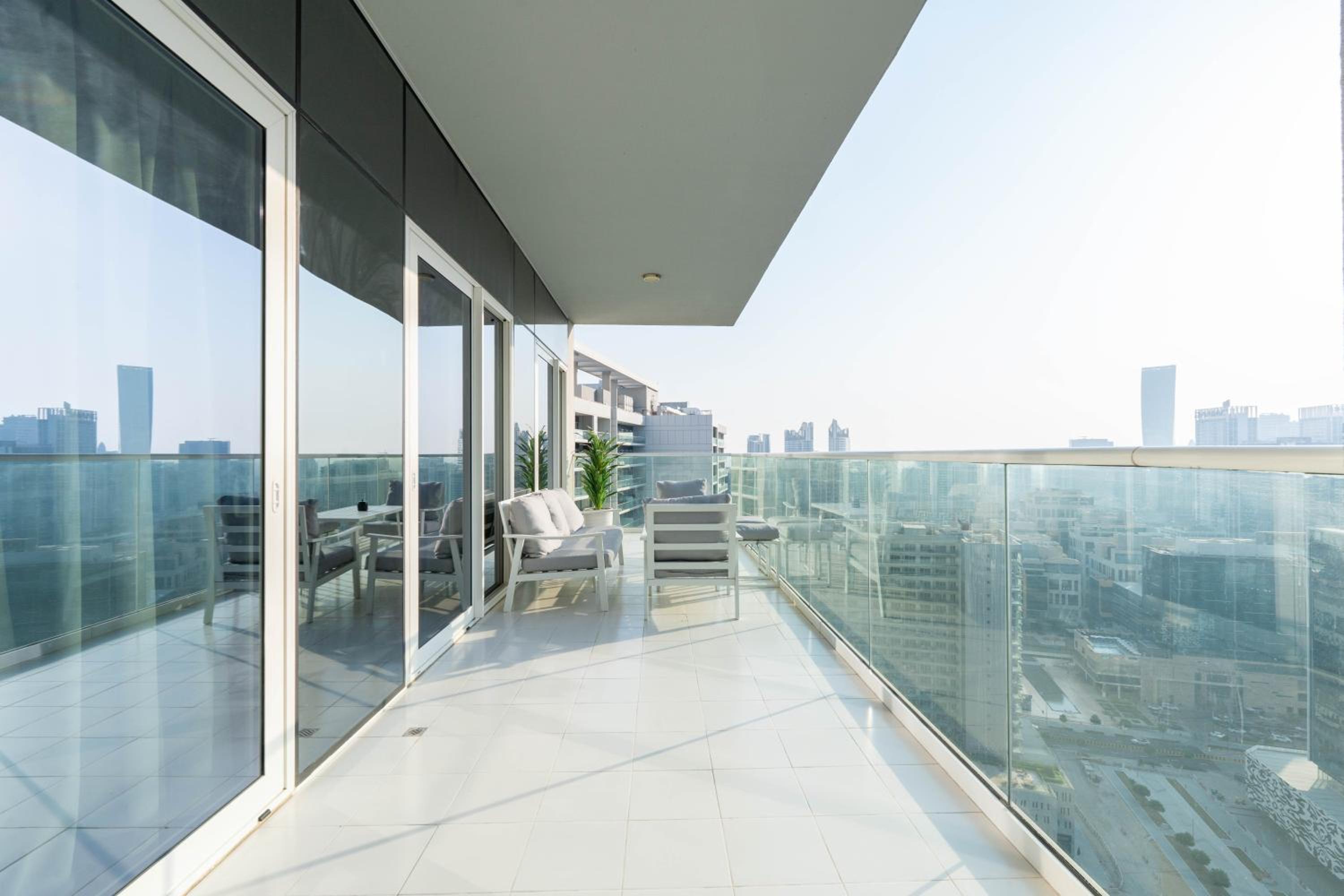 Dubai Luxury 2BR - Pool, Gym & Burj Khalifa View