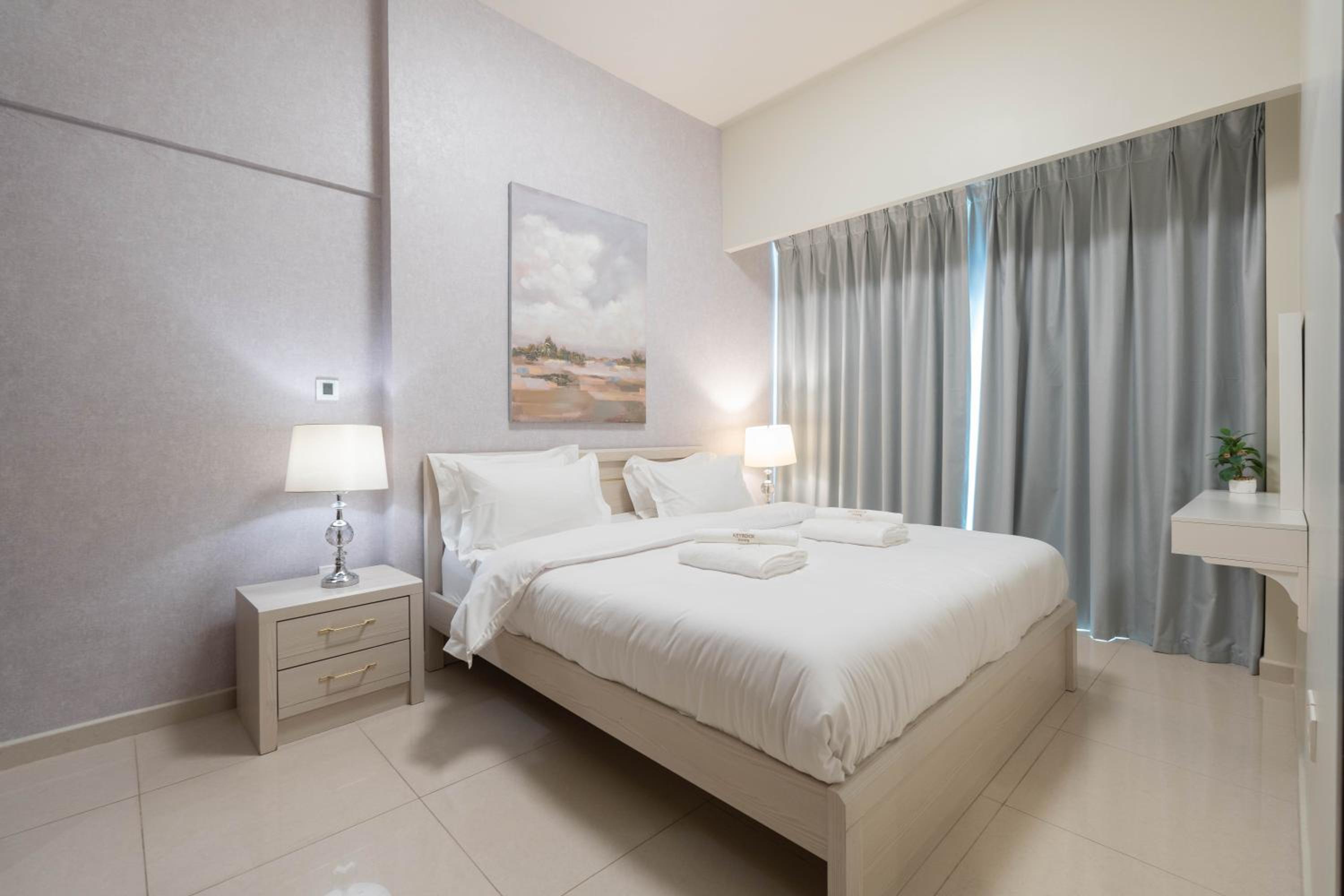 Dubai Luxury 2BR - Pool, Gym & Burj Khalifa View
