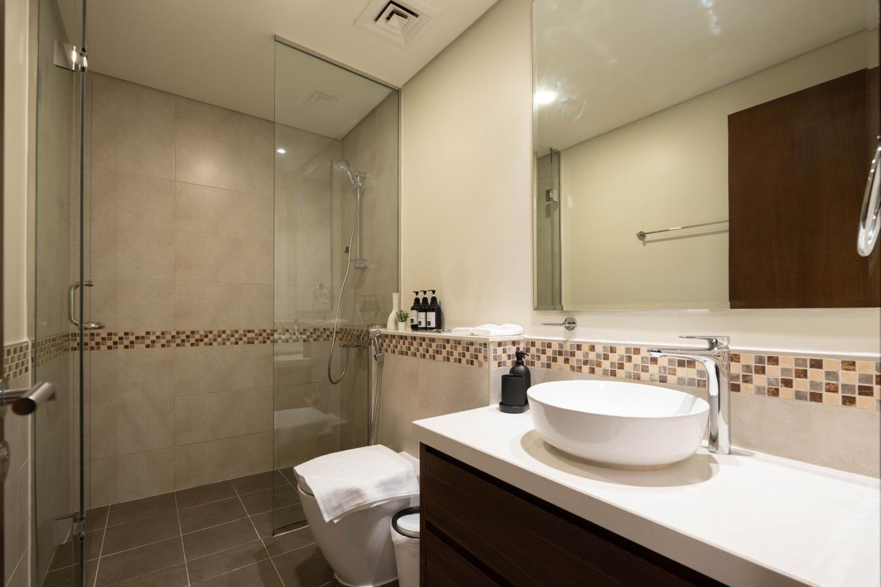 Dubai Luxury 2BR - Pool, Gym & Burj Khalifa View