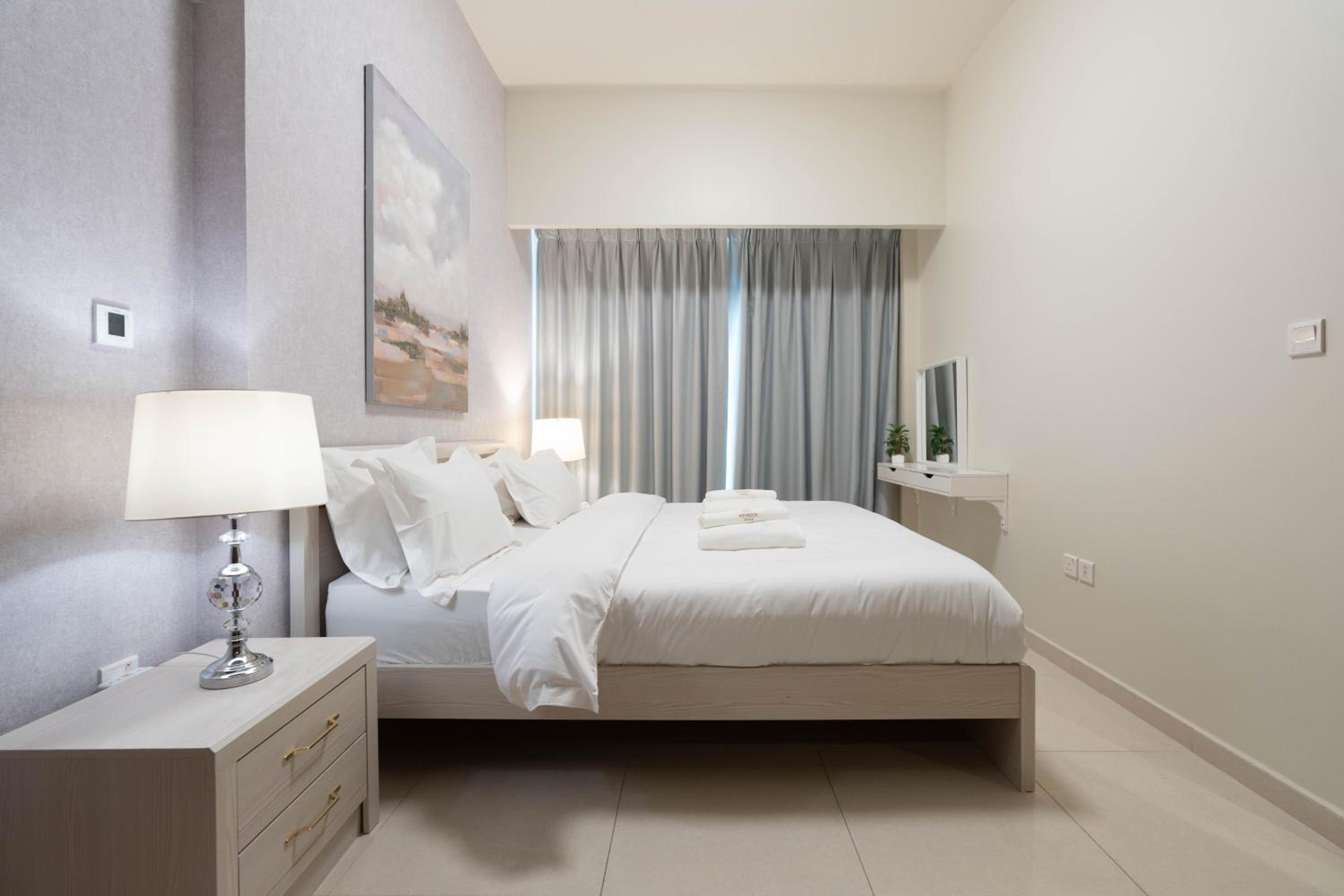 Dubai Luxury 2BR - Pool, Gym & Burj Khalifa View