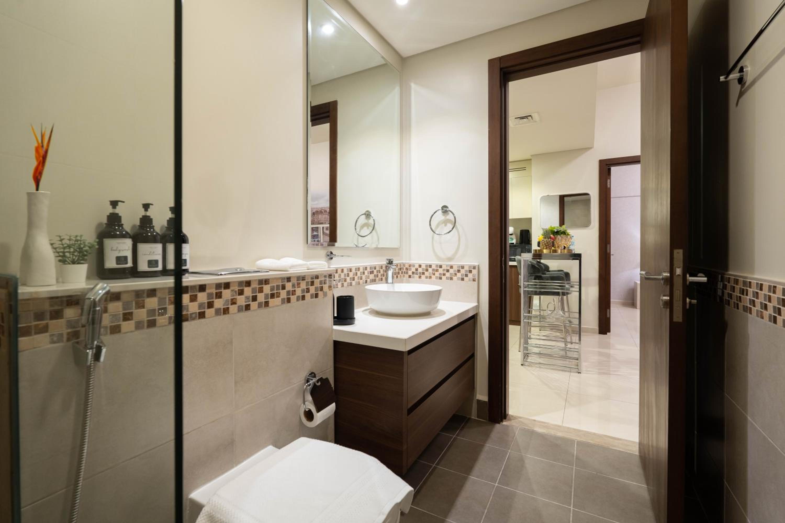 Dubai Luxury 2BR - Pool, Gym & Burj Khalifa View