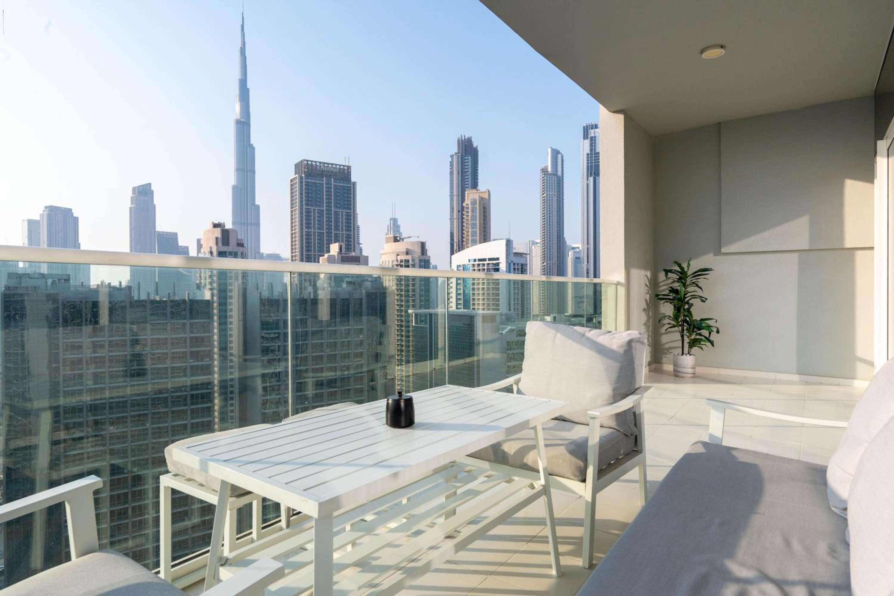 Dubai Luxury 2BR - Pool, Gym & Burj Khalifa View