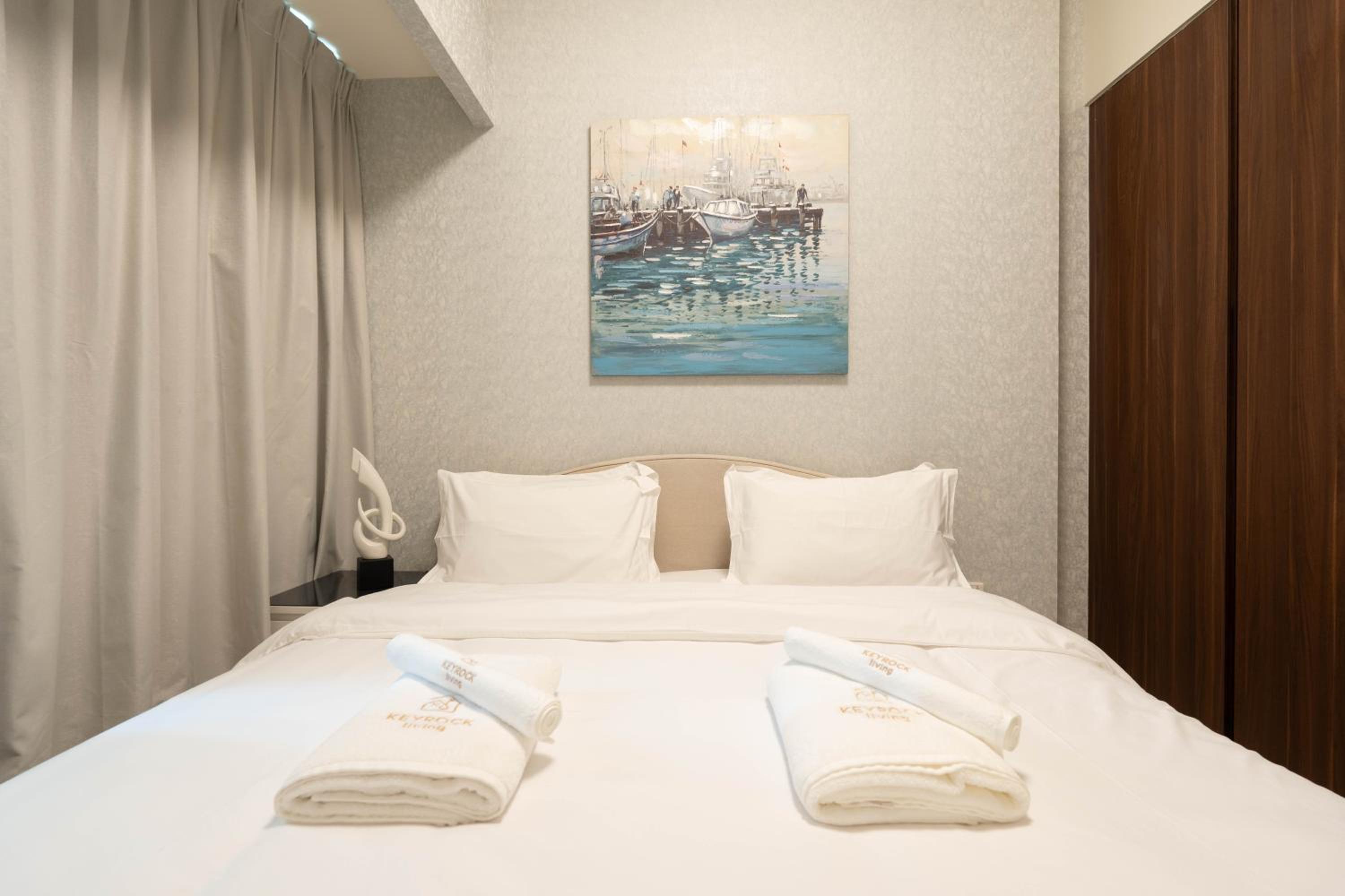 Dubai Luxury 2BR - Pool, Gym & Burj Khalifa View
