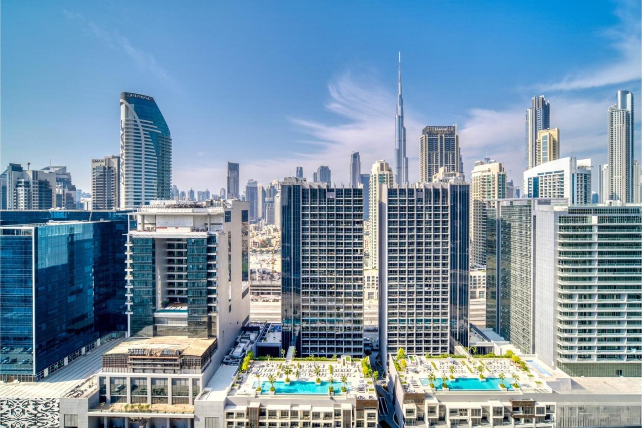 Dubai Luxury 2BR - Pool, Gym & Burj Khalifa View