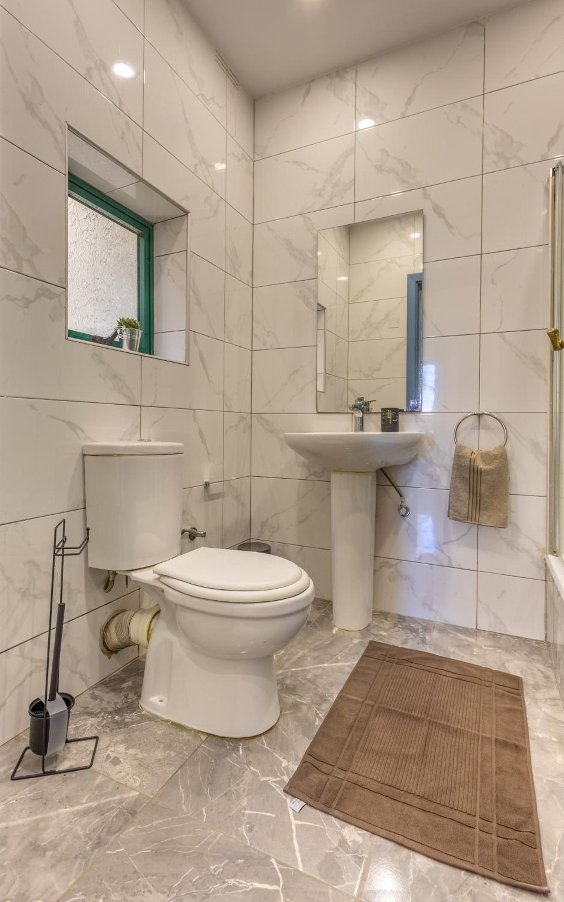 Stylish Central Apartment Near University & a Few Minutes to the Promenade by QuickTrips