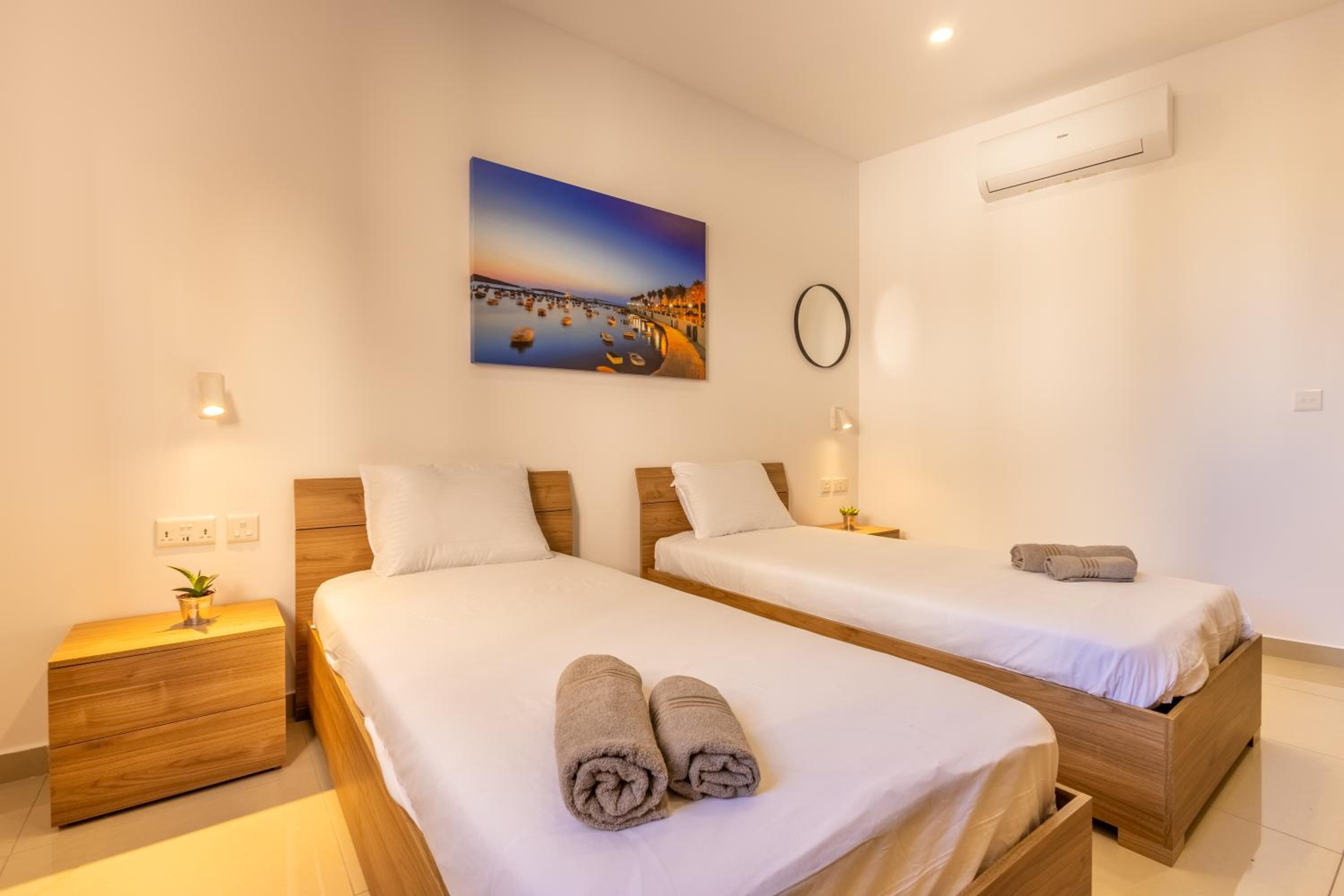 Stylish Central Apartment Near University & a Few Minutes to the Promenade by QuickTrips