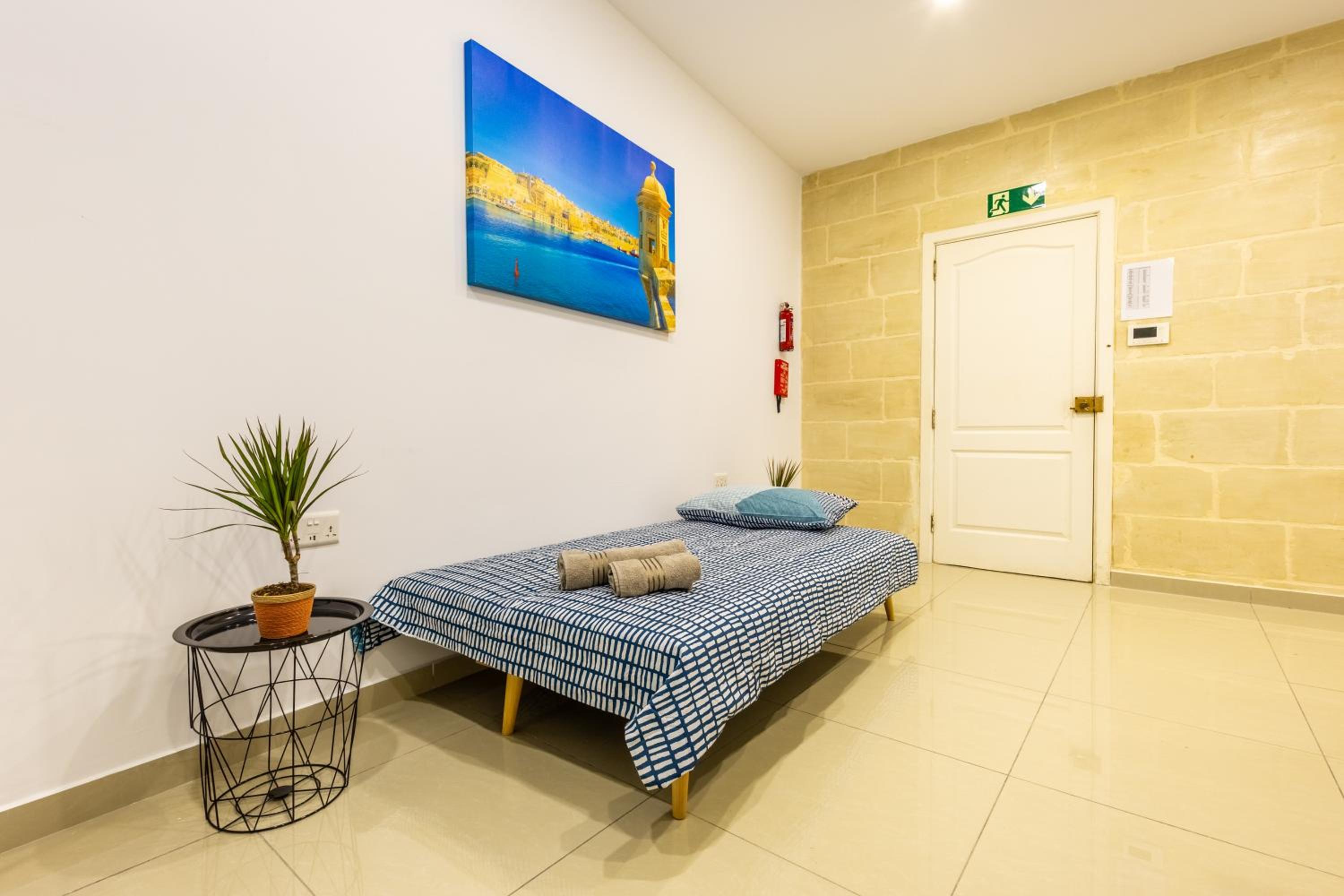 Stylish Central Apartment Near University & a Few Minutes to the Promenade by QuickTrips