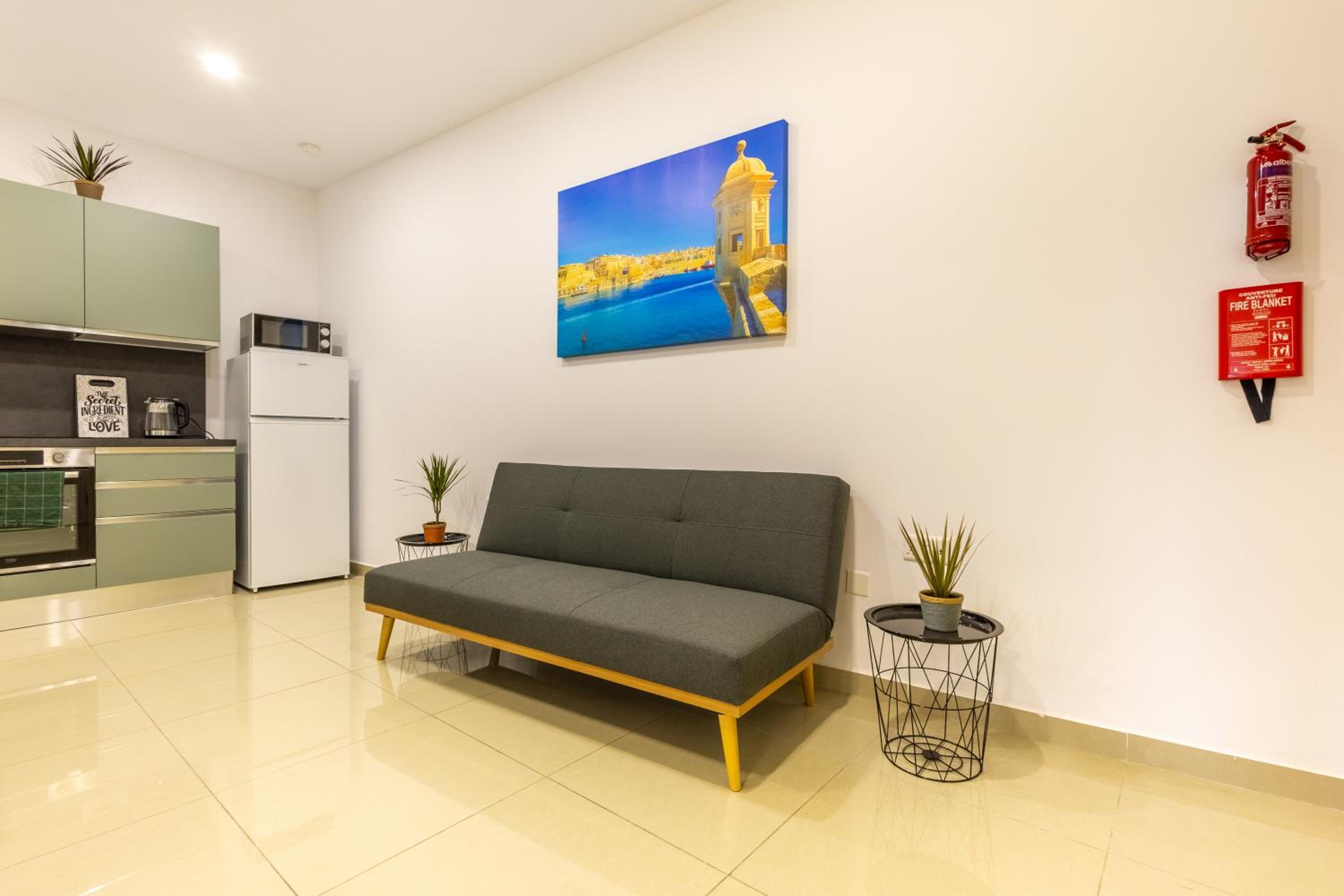 Stylish Central Apartment Near University & a Few Minutes to the Promenade by QuickTrips