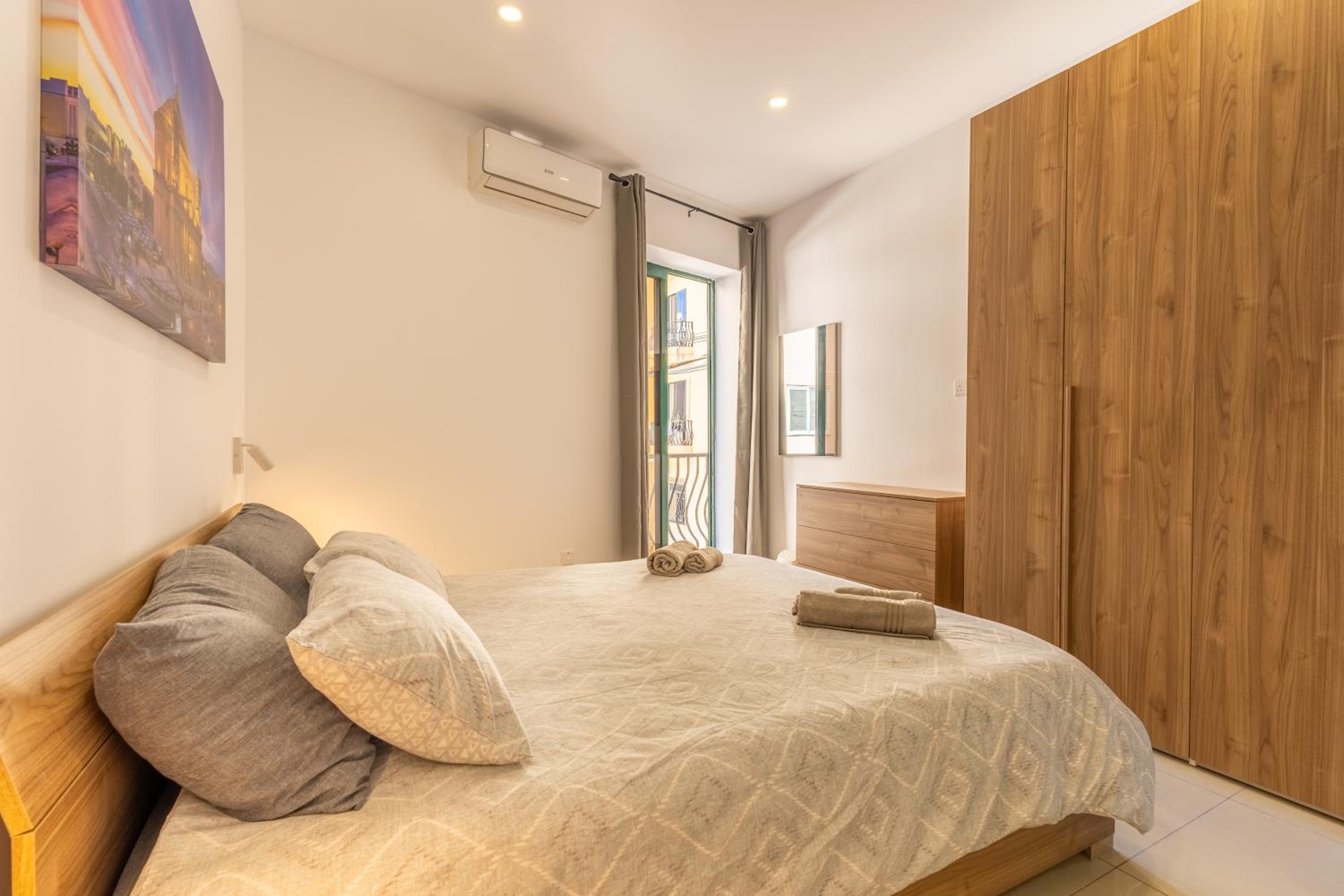 Stylish Central Apartment Near University & a Few Minutes to the Promenade by QuickTrips