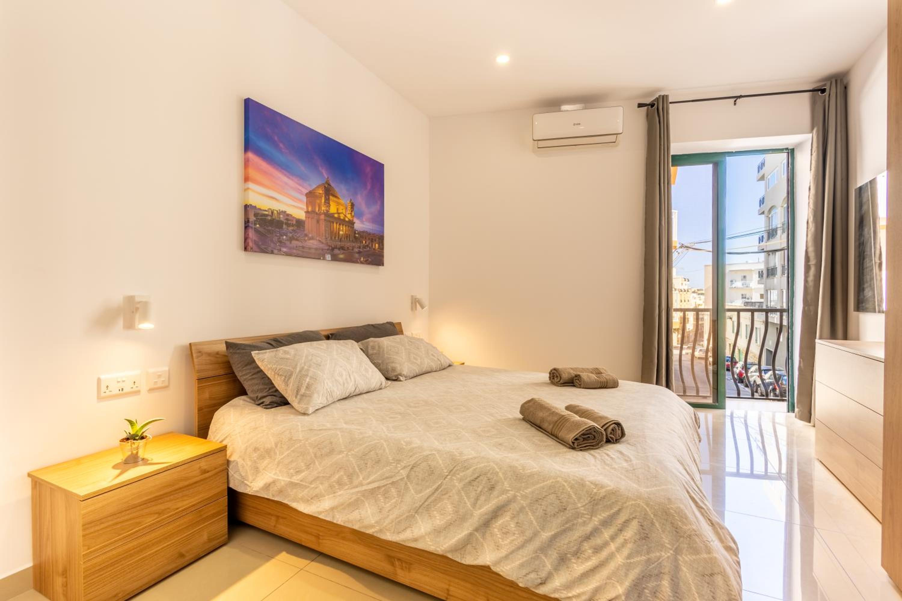 Stylish Central Apartment Near University & a Few Minutes to the Promenade by QuickTrips