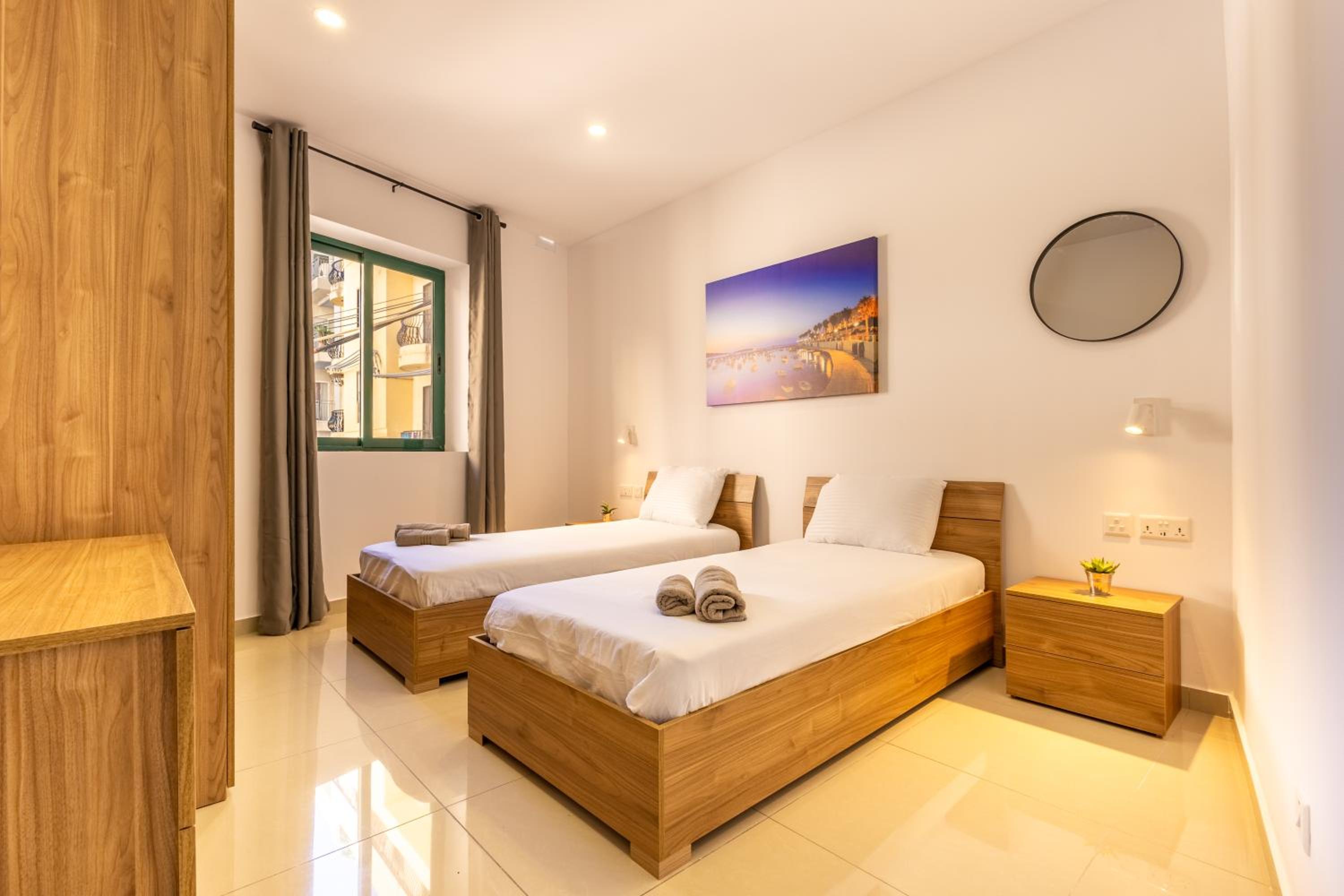 Stylish Central Apartment Near University & a Few Minutes to the Promenade by QuickTrips