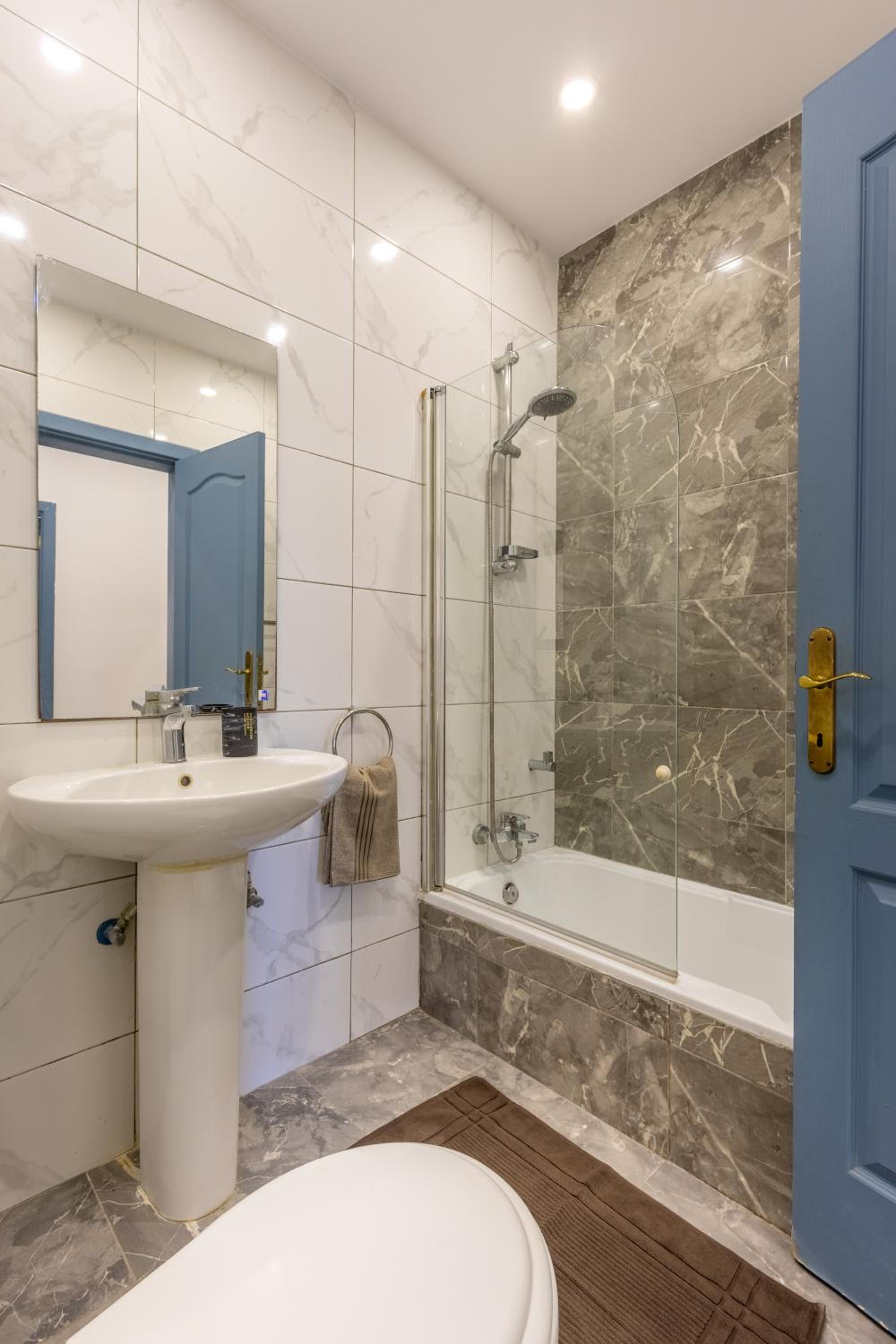 Stylish Central Apartment Near University & a Few Minutes to the Promenade by QuickTrips