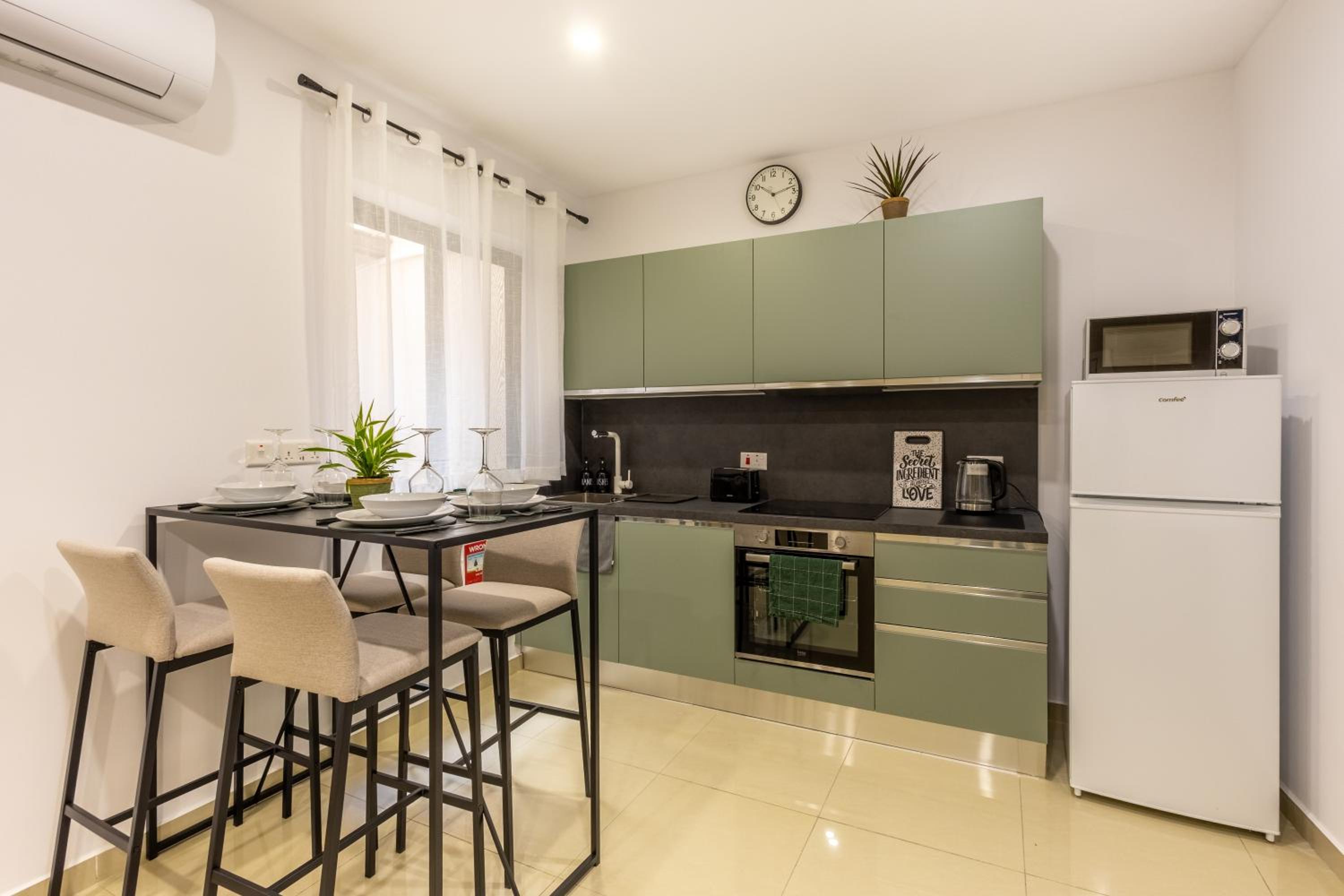 Stylish Central Apartment Near University & a Few Minutes to the Promenade by QuickTrips