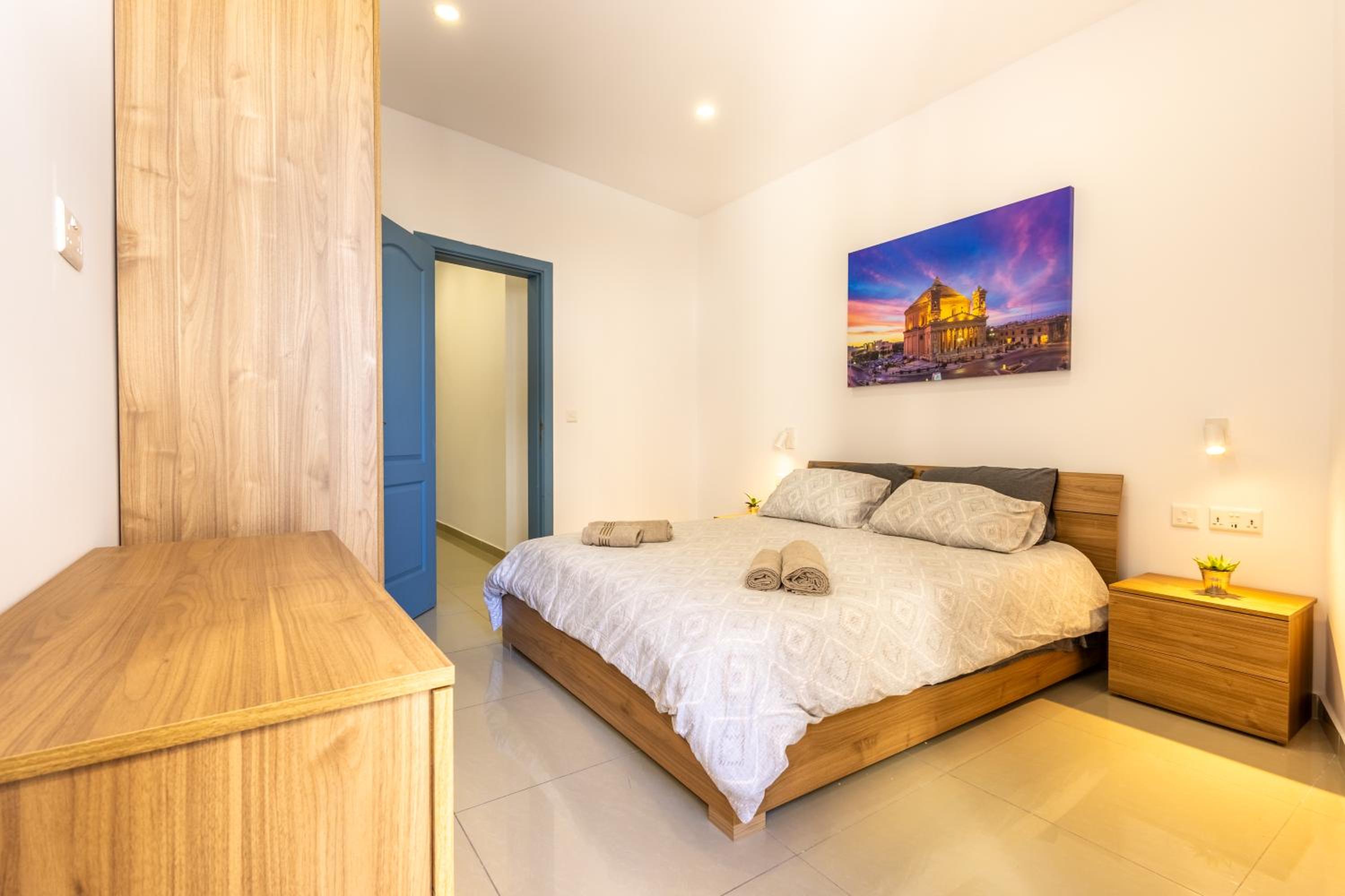 Stylish Central Apartment Near University & a Few Minutes to the Promenade by QuickTrips
