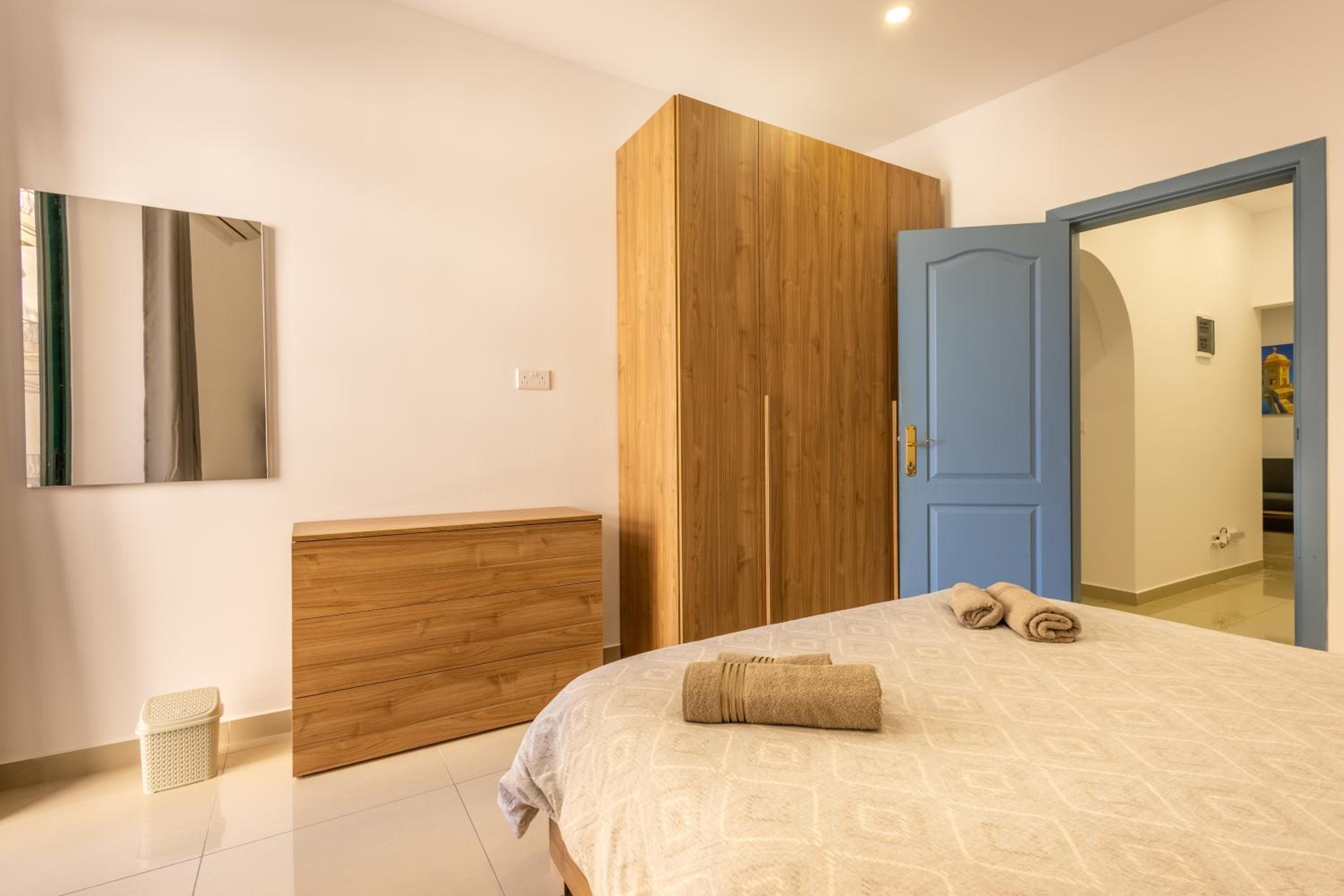 Stylish Central Apartment Near University & a Few Minutes to the Promenade by QuickTrips