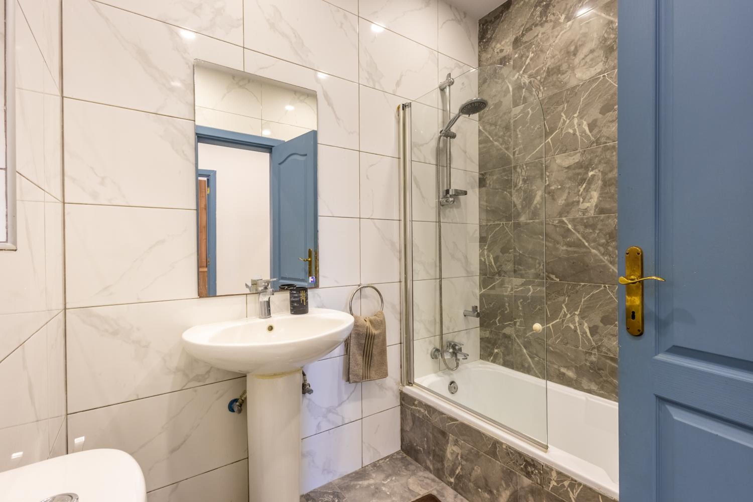 Stylish Central Apartment Near University & a Few Minutes to the Promenade by QuickTrips