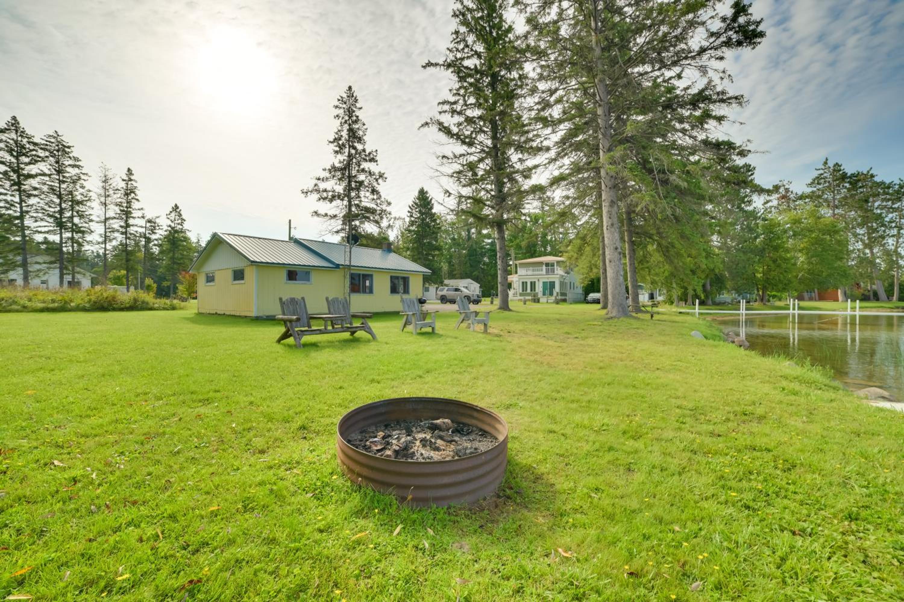 Pet Friendly Lake Cabin Private Dock and Fire Pit!