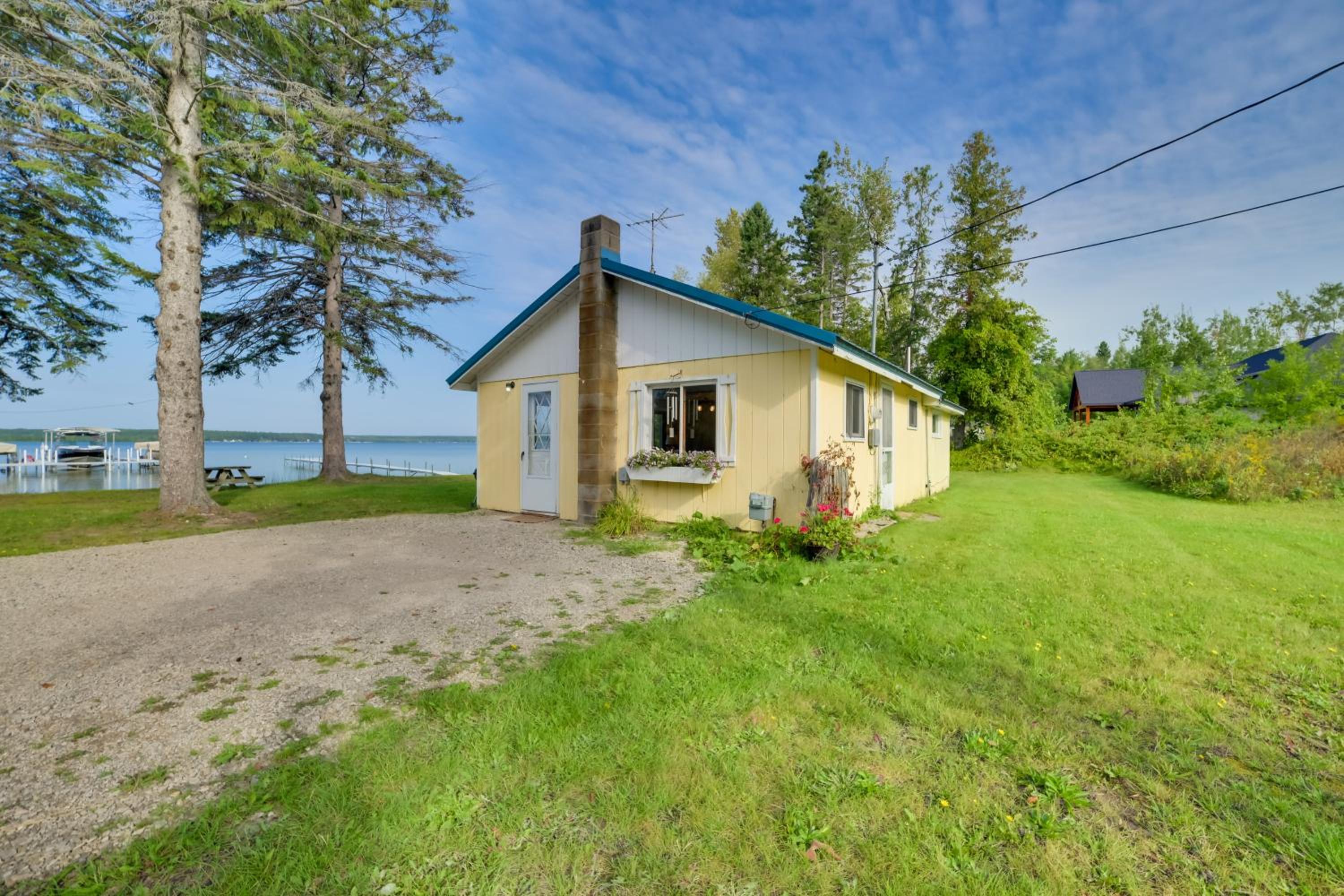 Pet Friendly Lake Cabin Private Dock and Fire Pit!