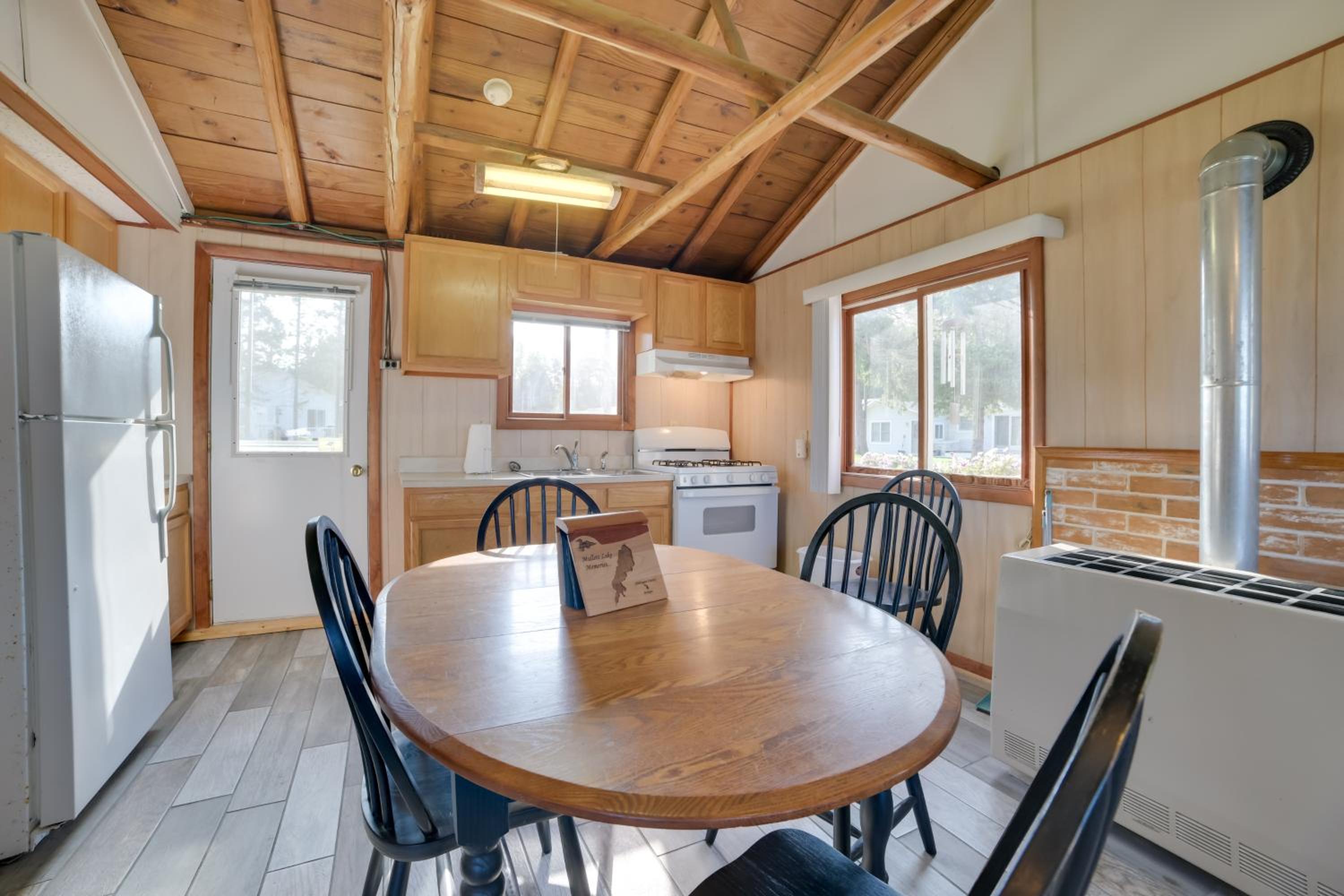 Pet Friendly Lake Cabin Private Dock and Fire Pit!