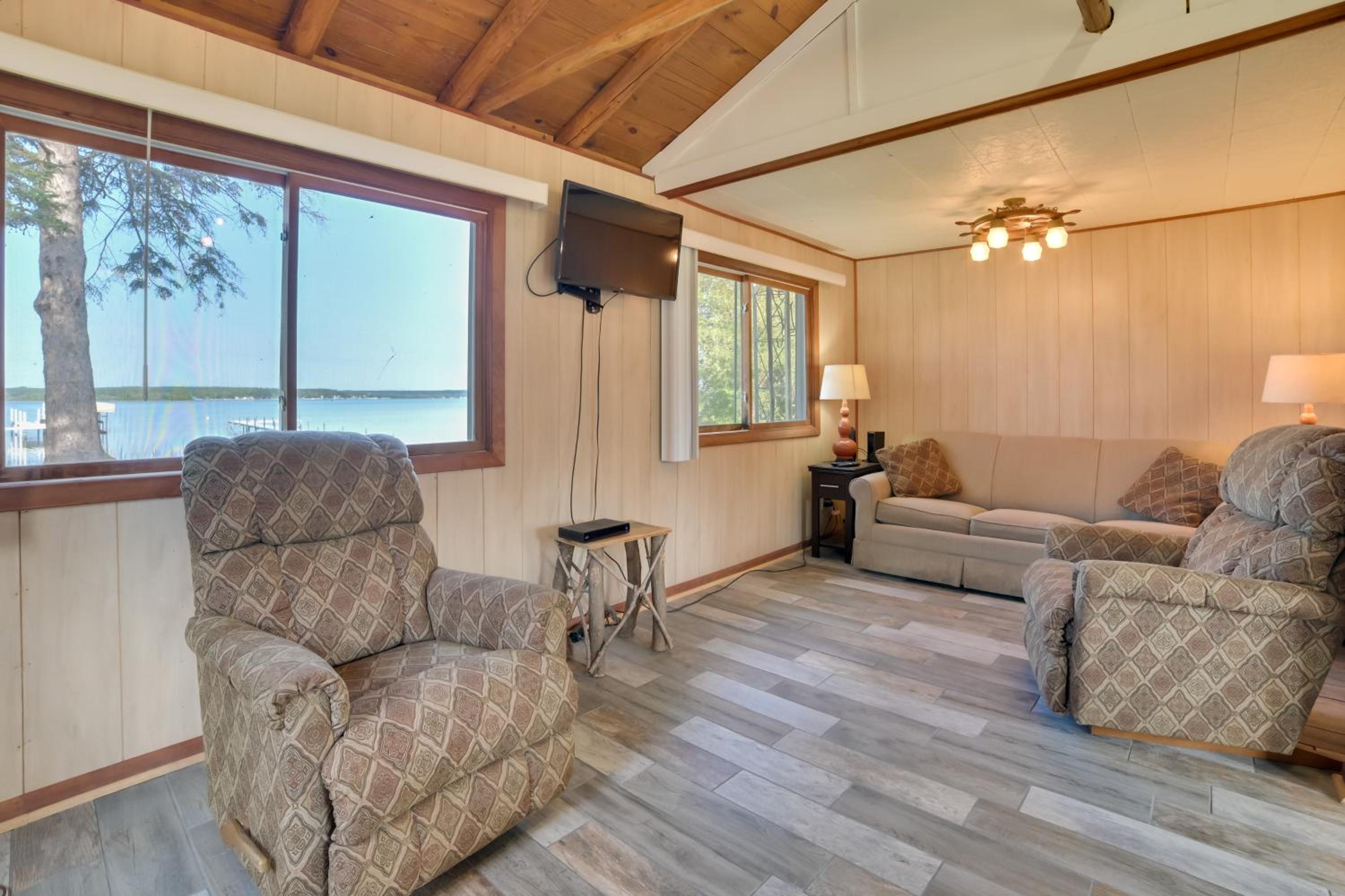 Pet Friendly Lake Cabin Private Dock and Fire Pit!