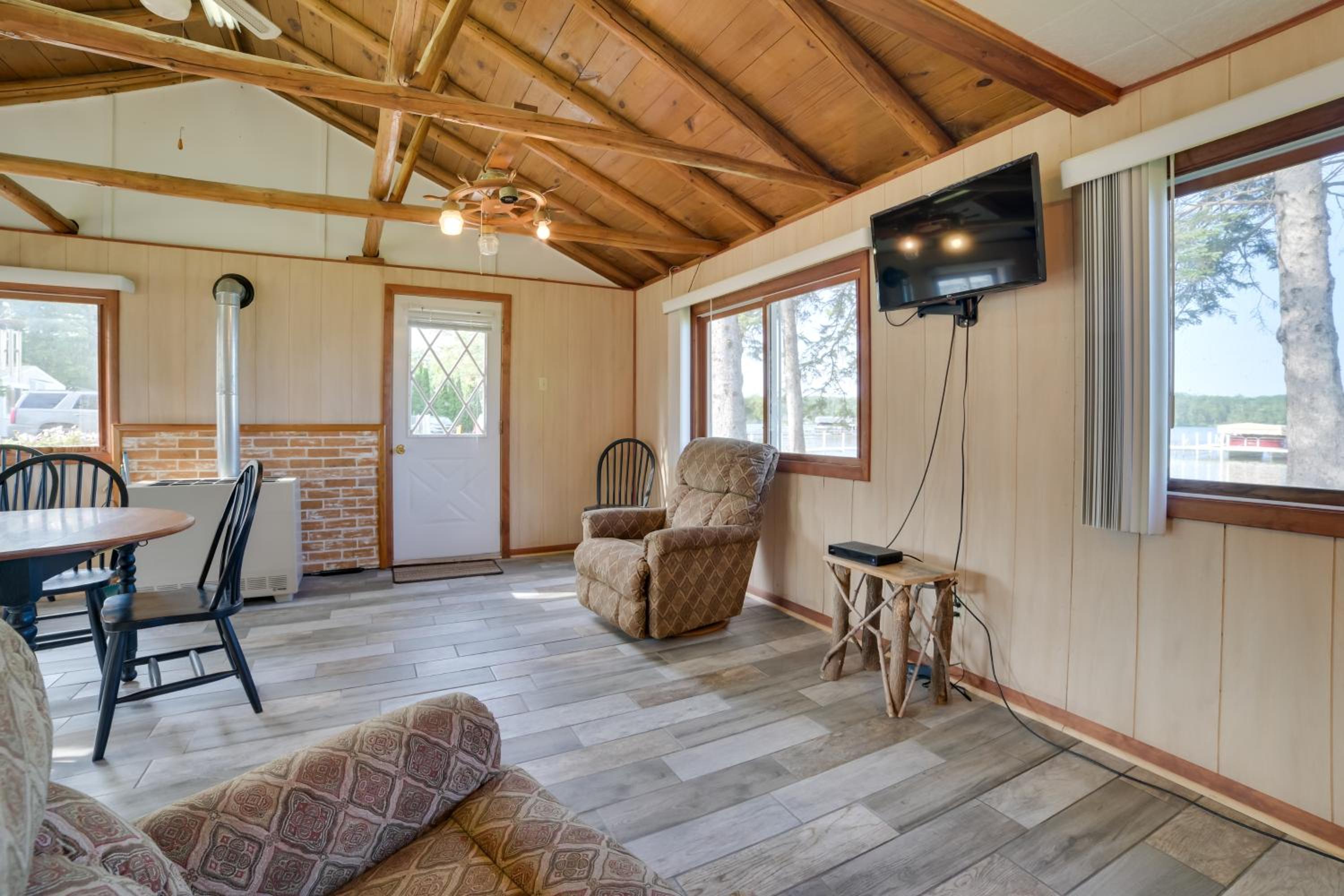 Pet Friendly Lake Cabin Private Dock and Fire Pit!