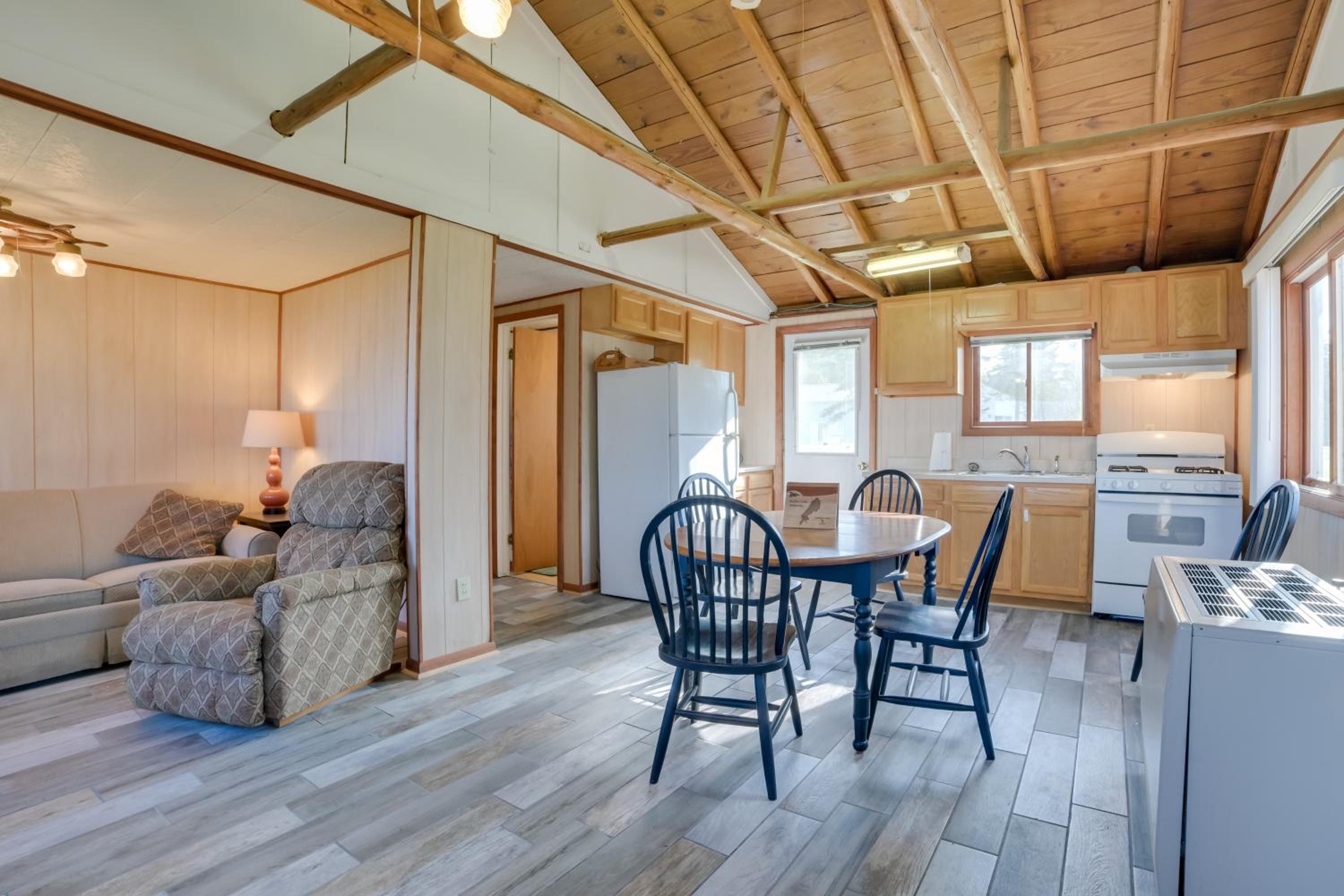 Pet Friendly Lake Cabin Private Dock and Fire Pit!