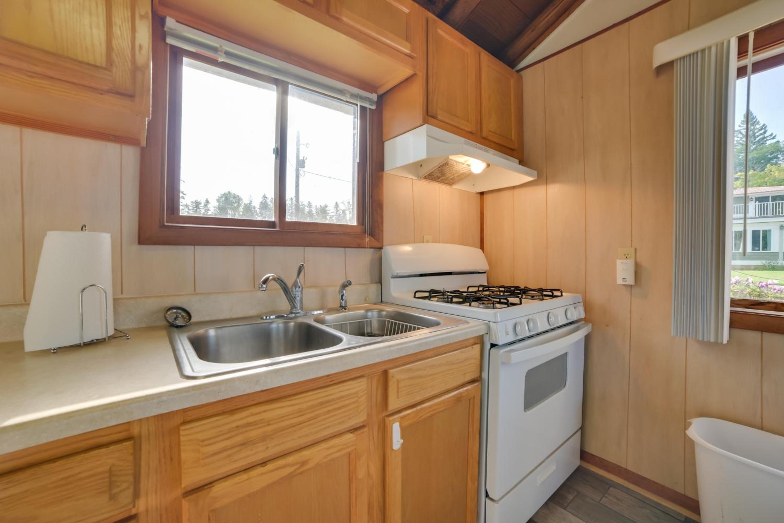 Pet Friendly Lake Cabin Private Dock and Fire Pit!