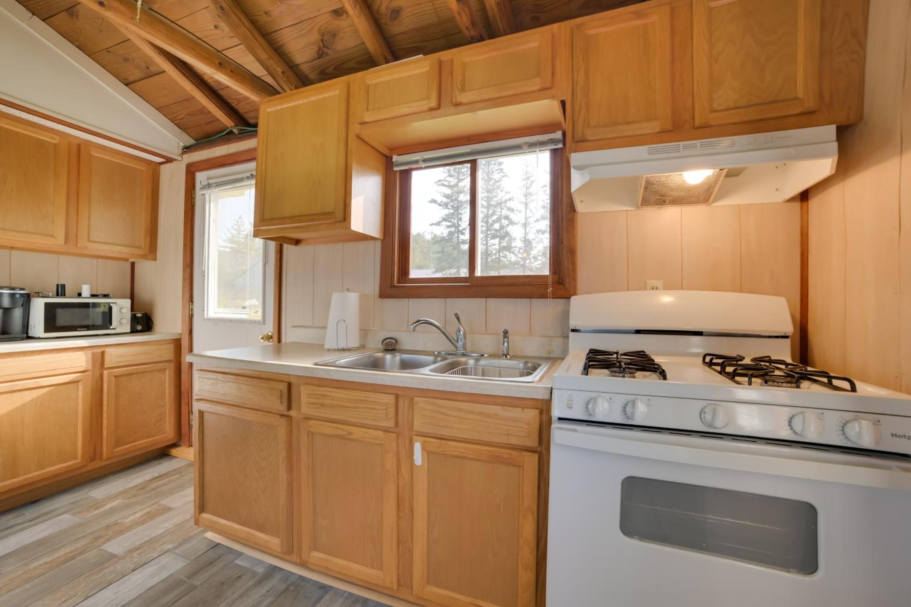 Pet Friendly Lake Cabin Private Dock and Fire Pit!