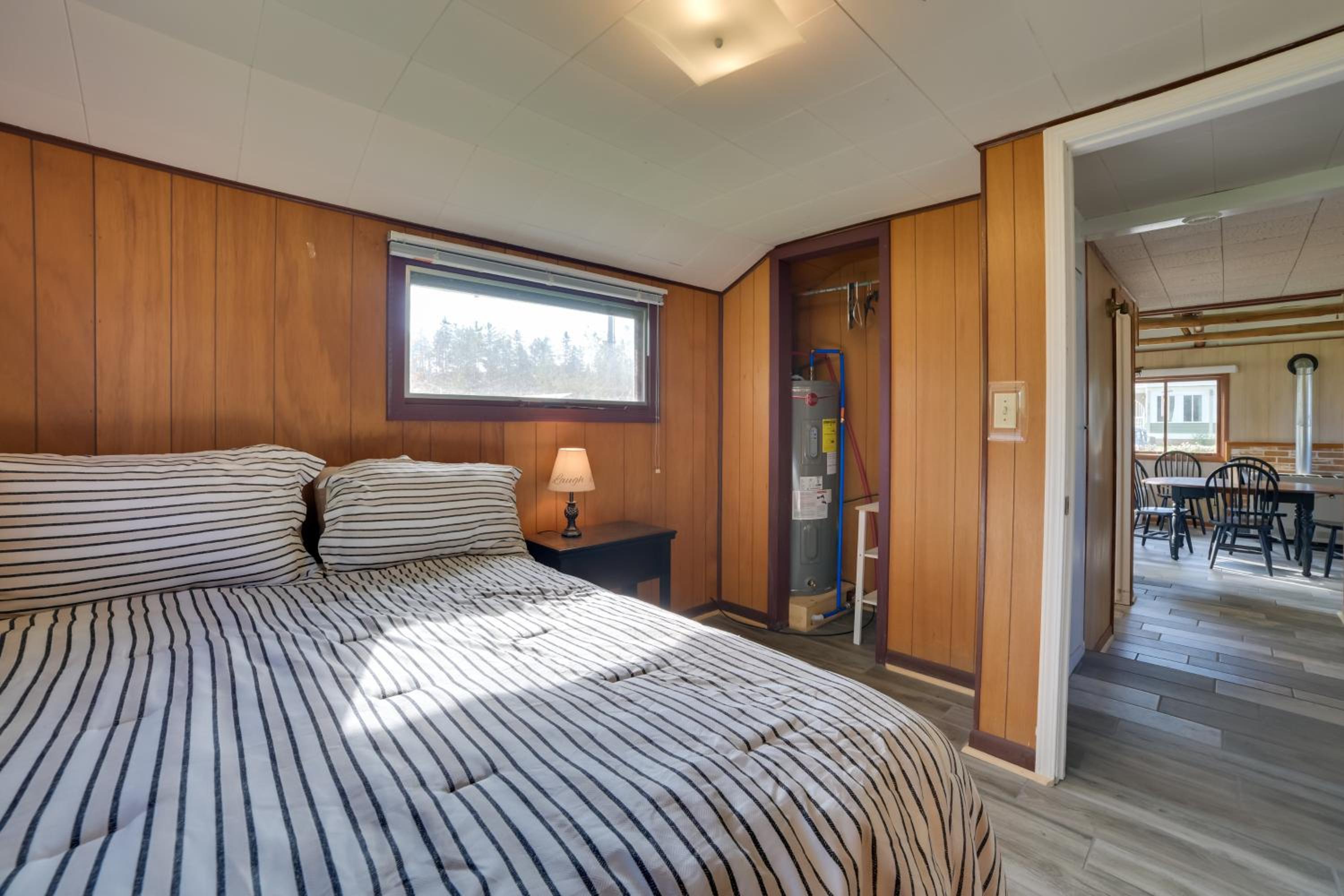 Pet Friendly Lake Cabin Private Dock and Fire Pit!