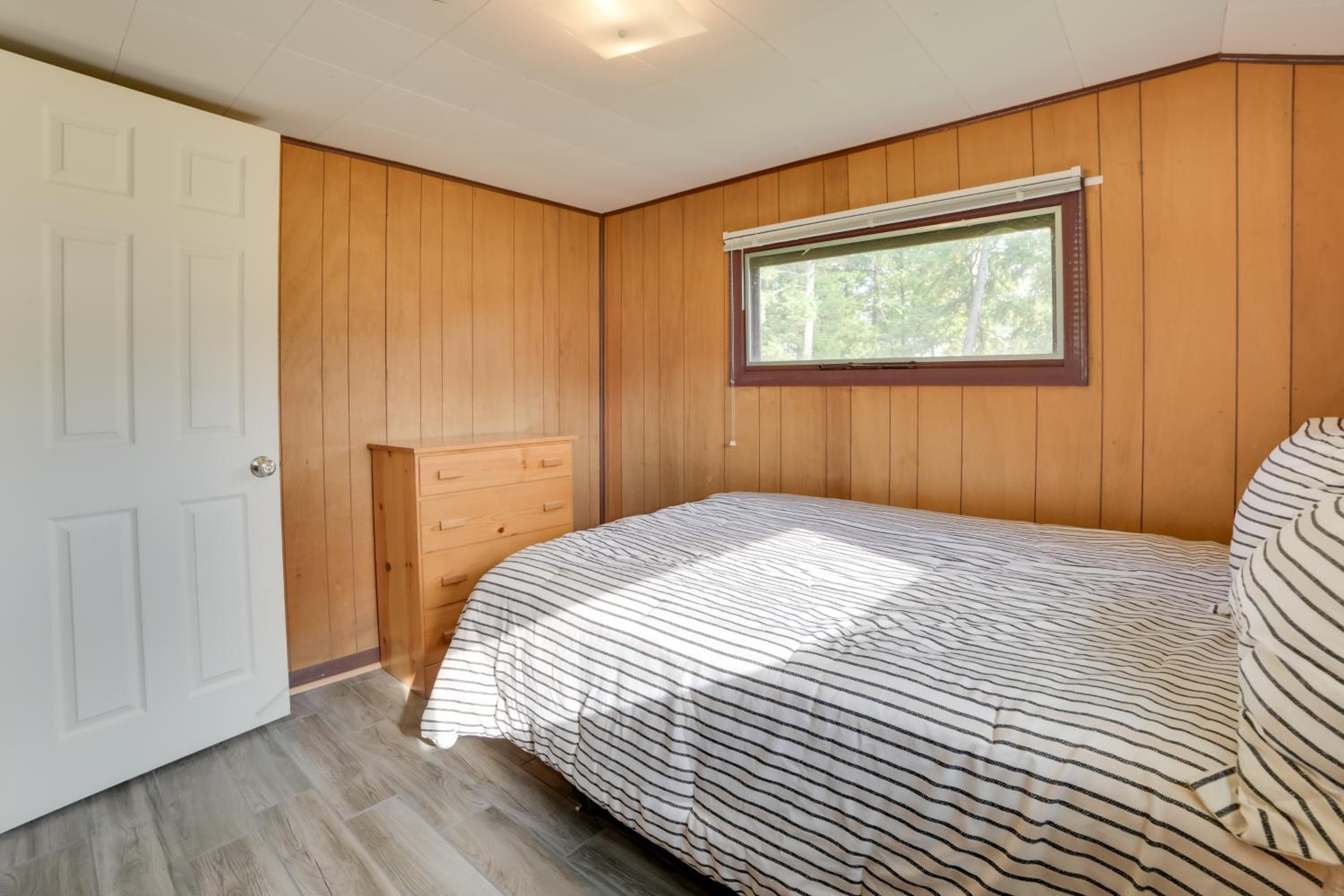 Pet Friendly Lake Cabin Private Dock and Fire Pit!