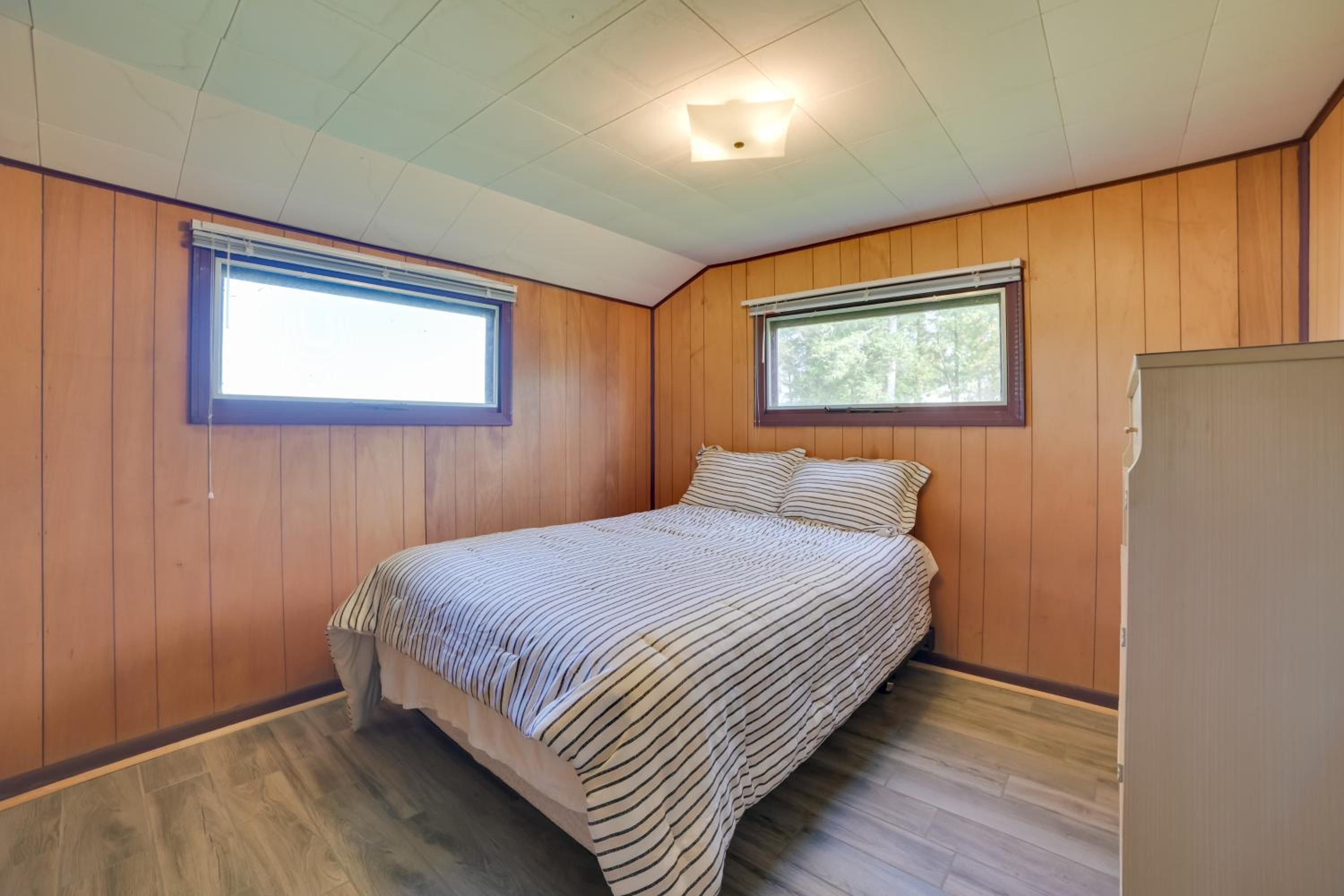 Pet Friendly Lake Cabin Private Dock and Fire Pit!