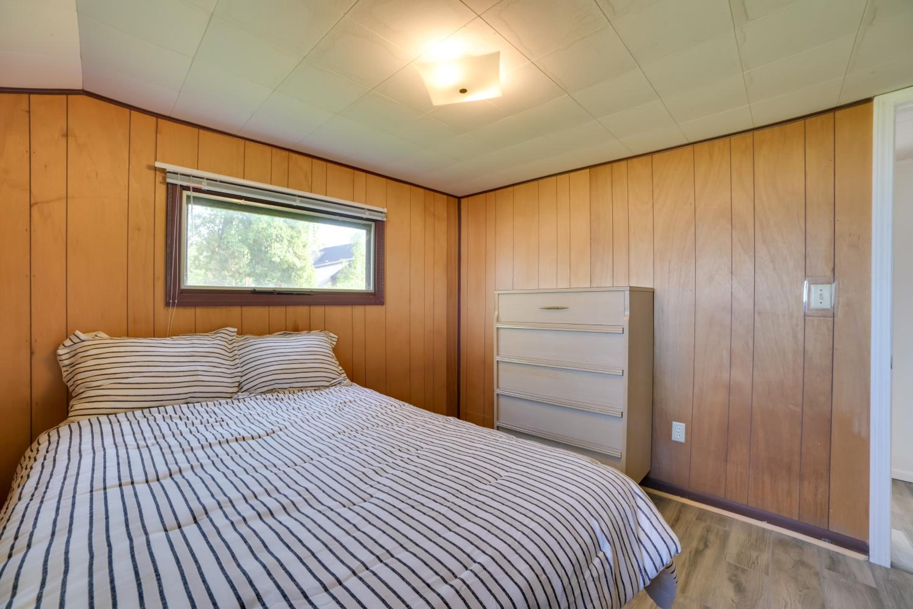 Pet Friendly Lake Cabin Private Dock and Fire Pit!
